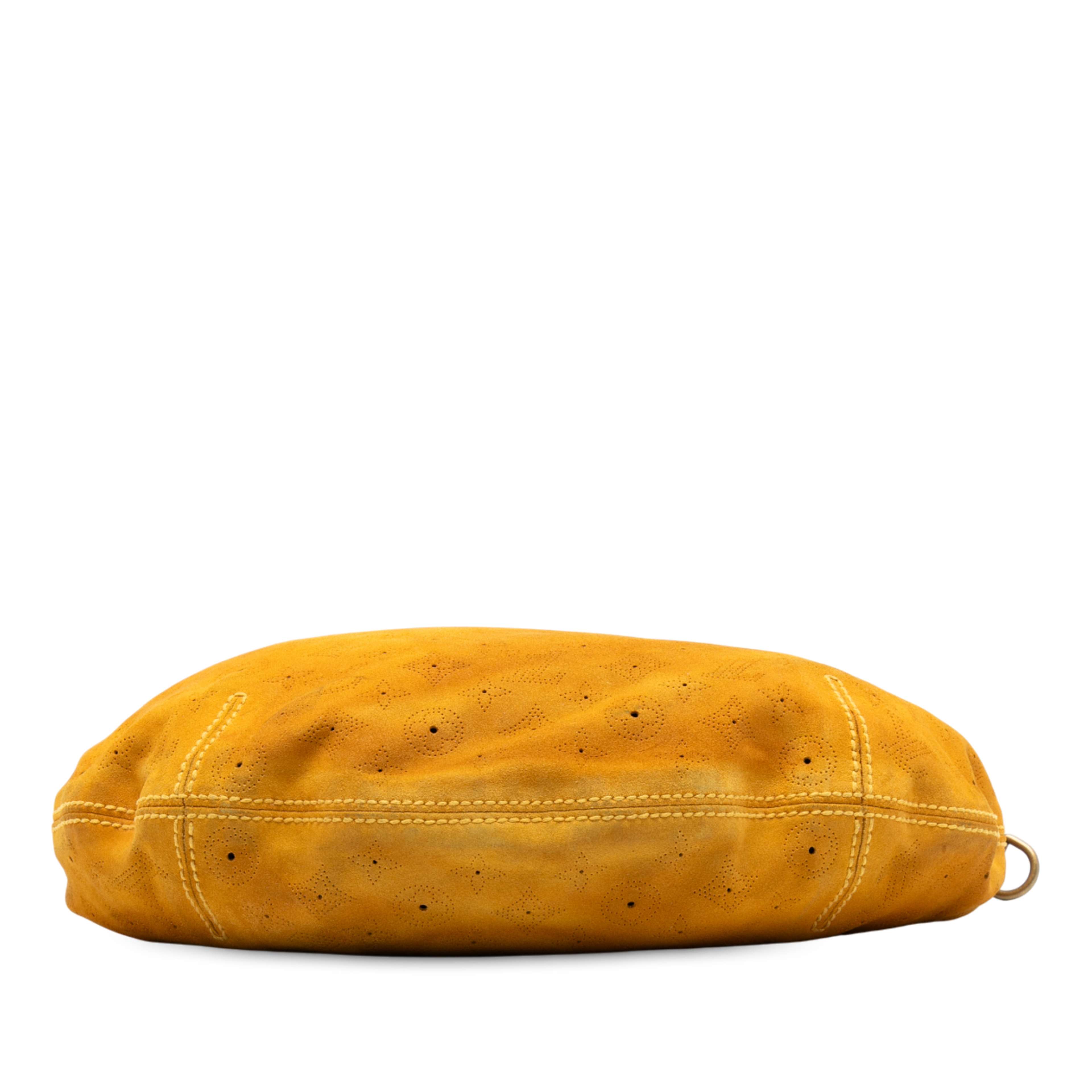Louis Vuitton Monogram Suede Onatah Gm, från Luxclusif, i färgen gul. Klicka för att öppna bilden i stort format