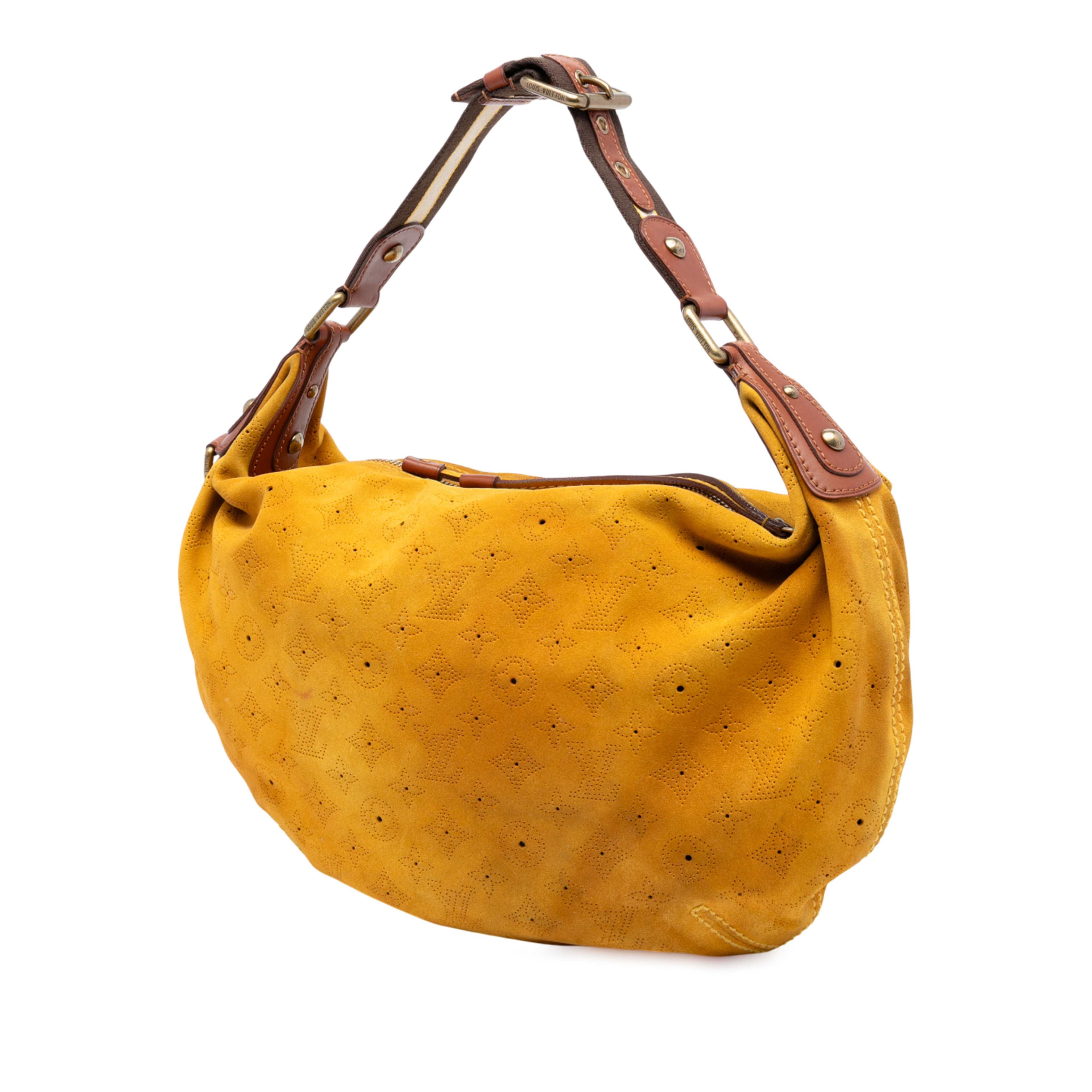 Louis Vuitton Monogram Suede Onatah Gm, från Luxclusif, i färgen gul. Klicka för att öppna bilden i stort format