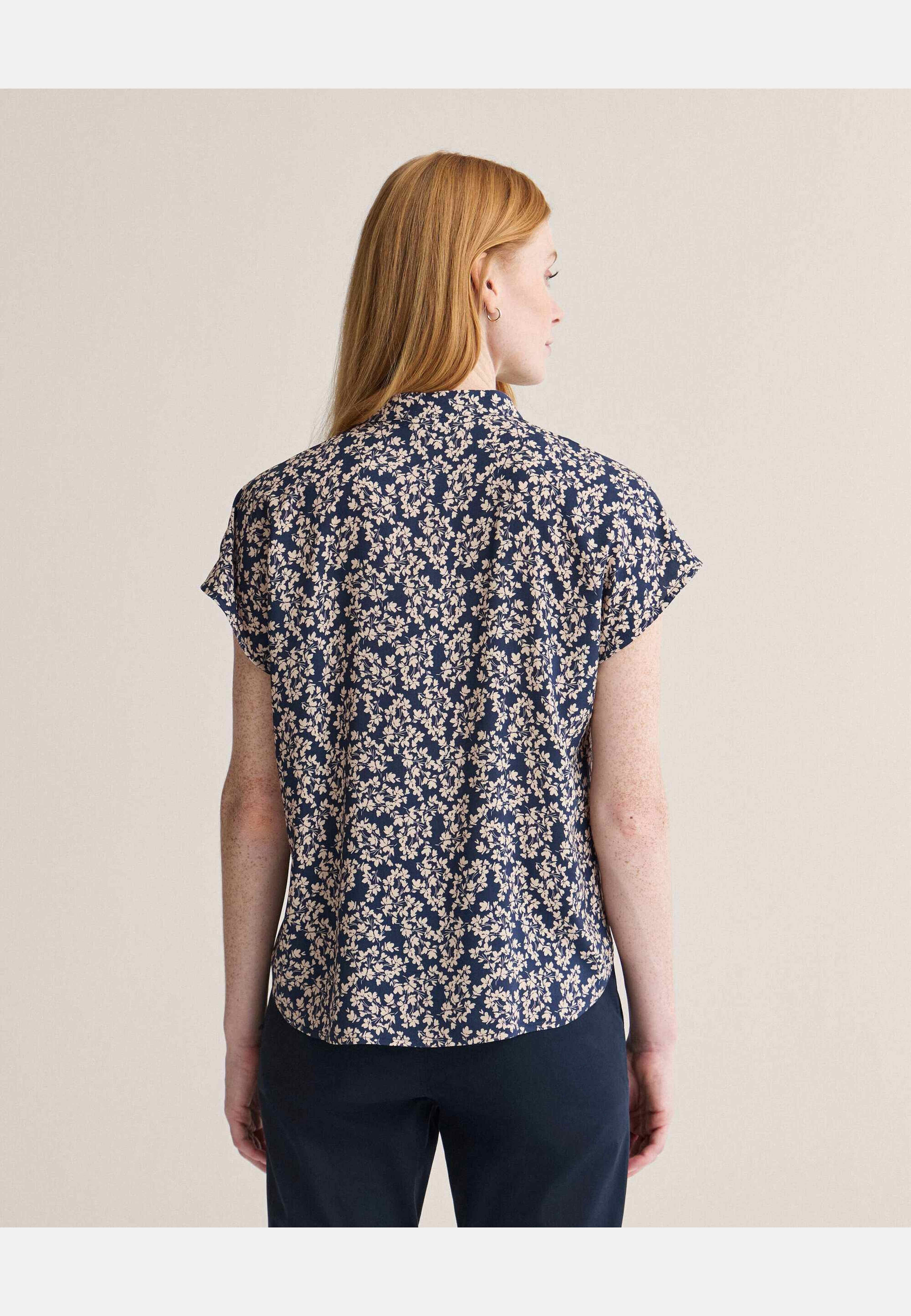 Jacqueline Miniflora Top, från Newhouse, i färgen marinblå. Klicka för att öppna bilden i stort format