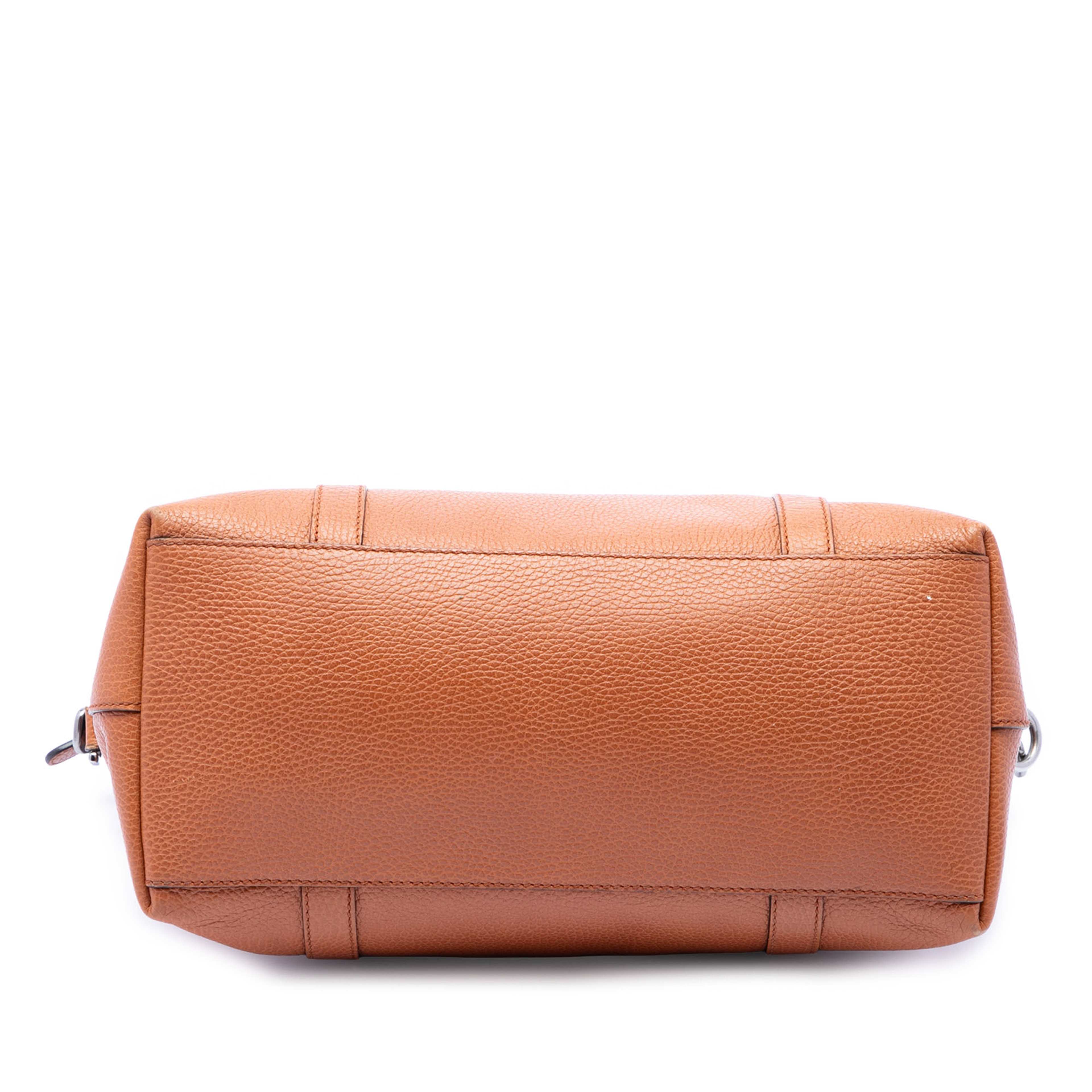 Gucci Medium Calfskin Gg Charm Dome Satchel, från Luxclusif, i färgen brun. Klicka för att öppna bilden i stort format