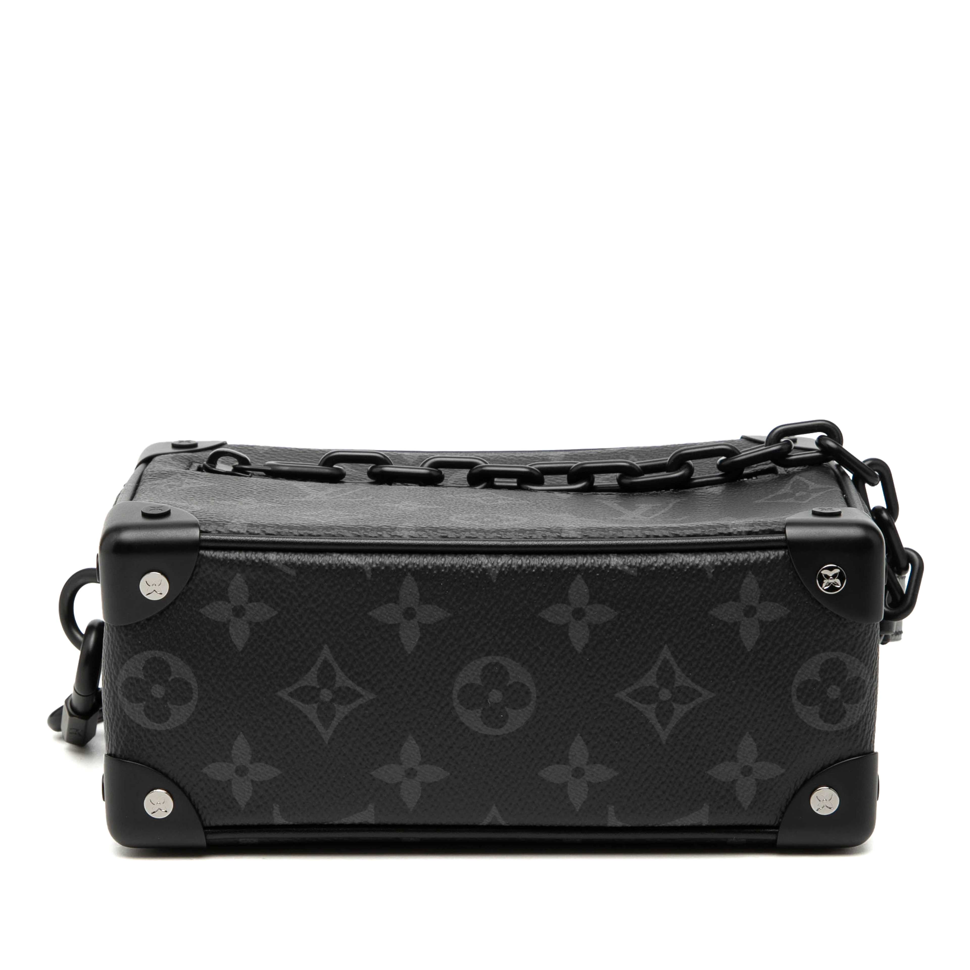 Louis Vuitton Monogram Eclipse Mini Soft Trunk, från Luxclusif, i färgen black. Klicka för att öppna bilden i stort format