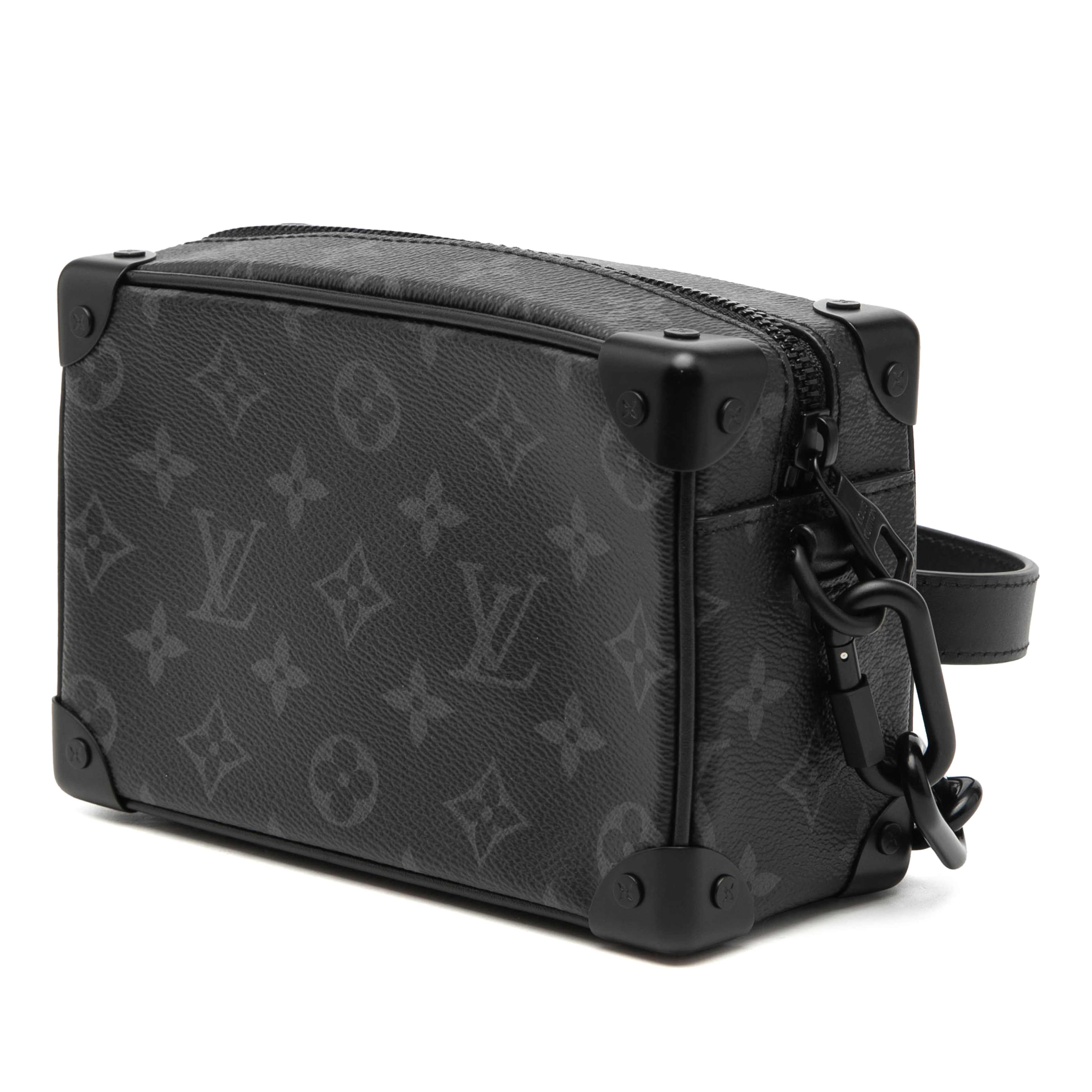 Louis Vuitton Monogram Eclipse Mini Soft Trunk, från Luxclusif, i färgen black. Klicka för att öppna bilden i stort format