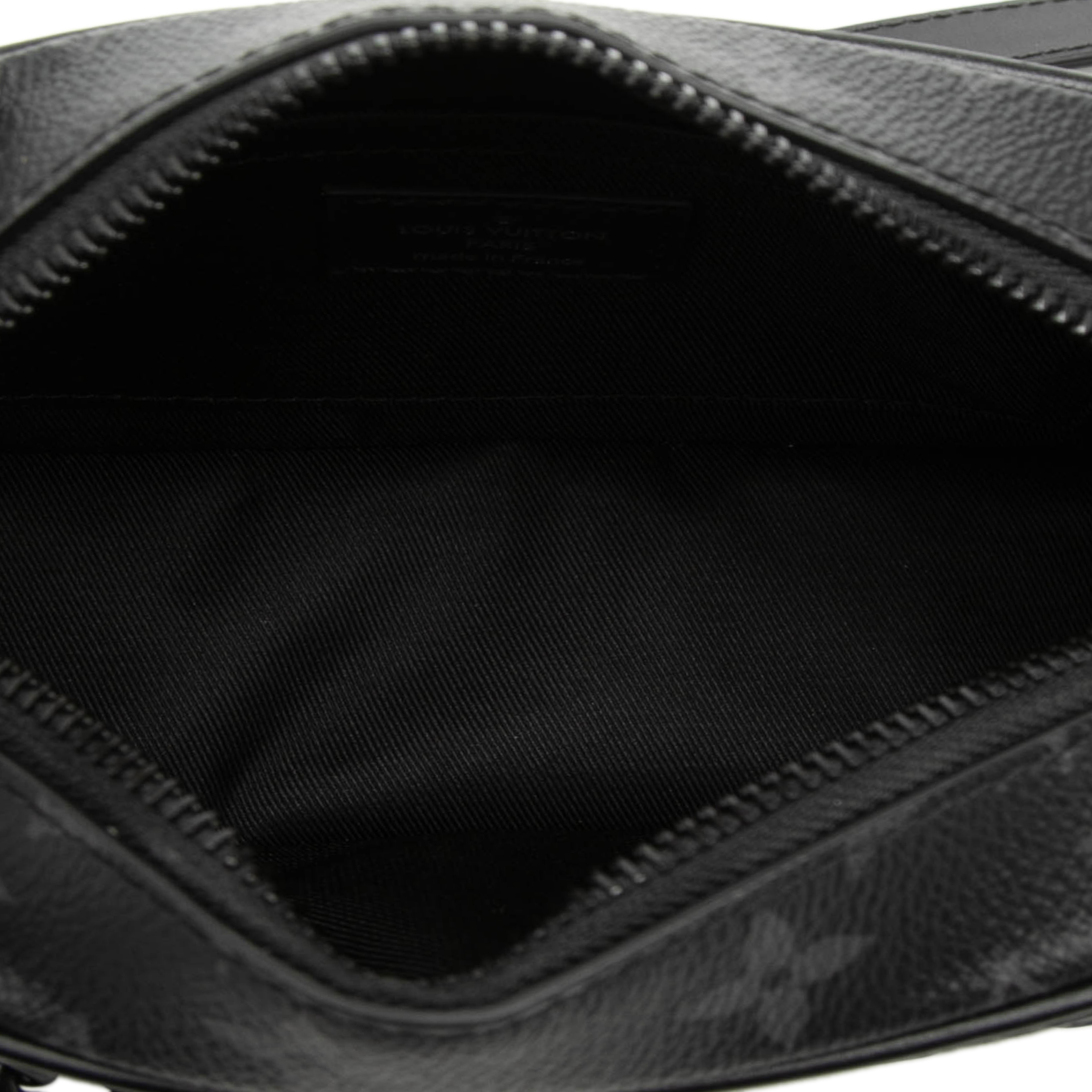 Louis Vuitton Monogram Eclipse Mini Soft Trunk, från Luxclusif, i färgen black. Klicka för att öppna bilden i stort format