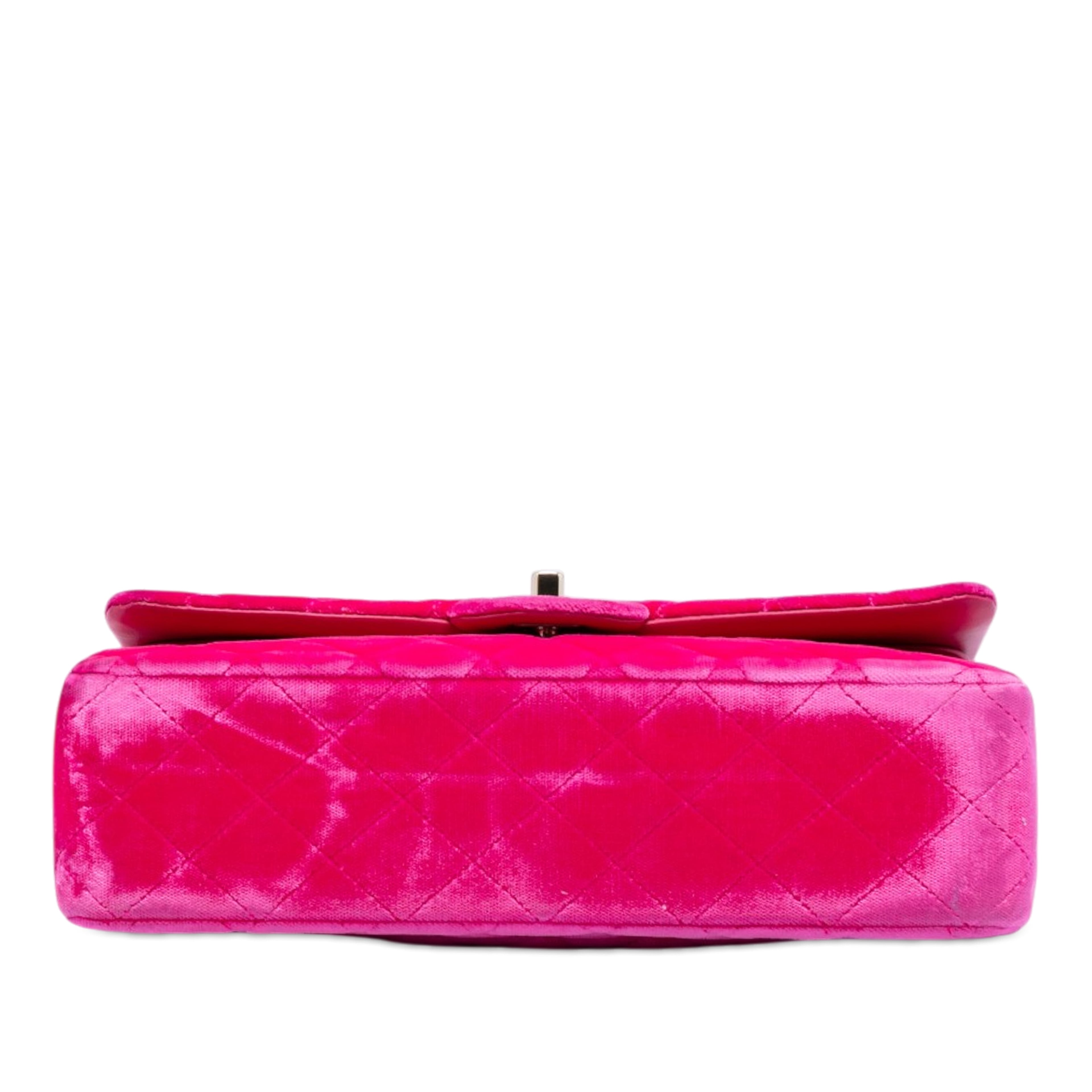 Chanel Medium Classic Velvet Double Flap, från Luxclusif, i färgen rosa. Klicka för att öppna bilden i stort format