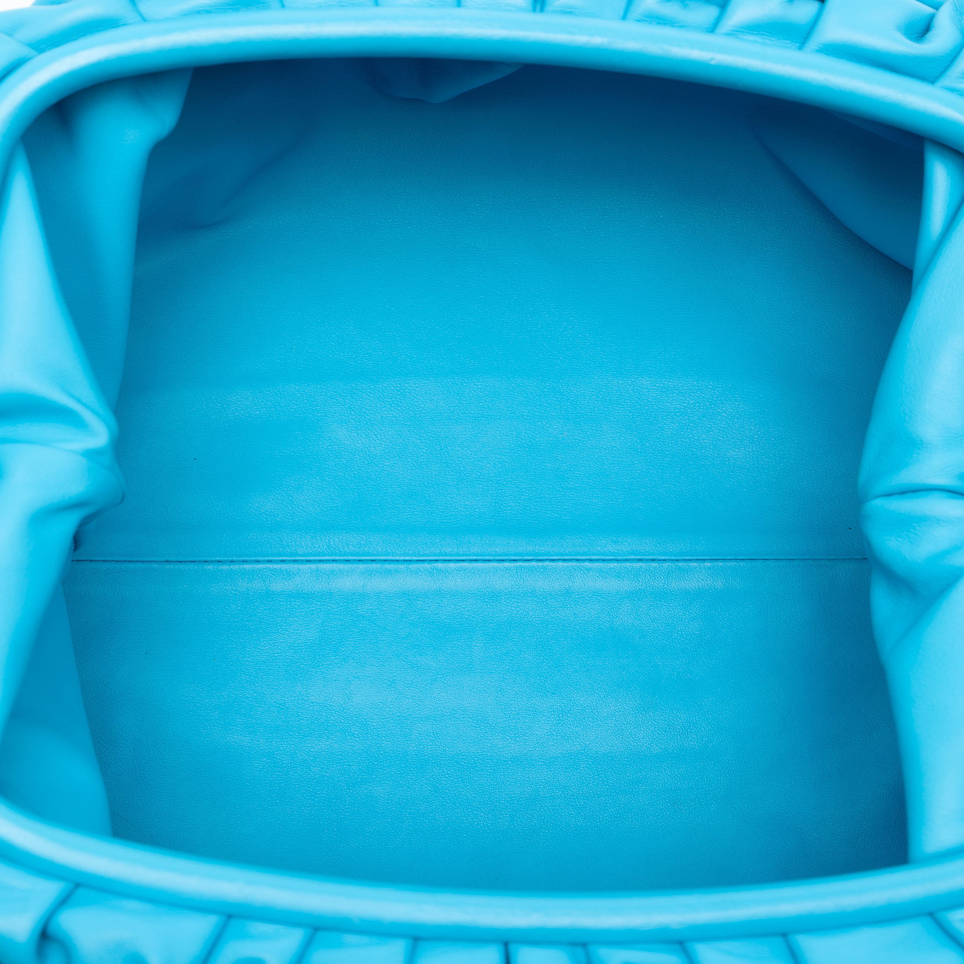 Bottega Veneta Lambskin The Pouch, från Luxclusif, i färgen aqua. Klicka för att öppna bilden i stort format