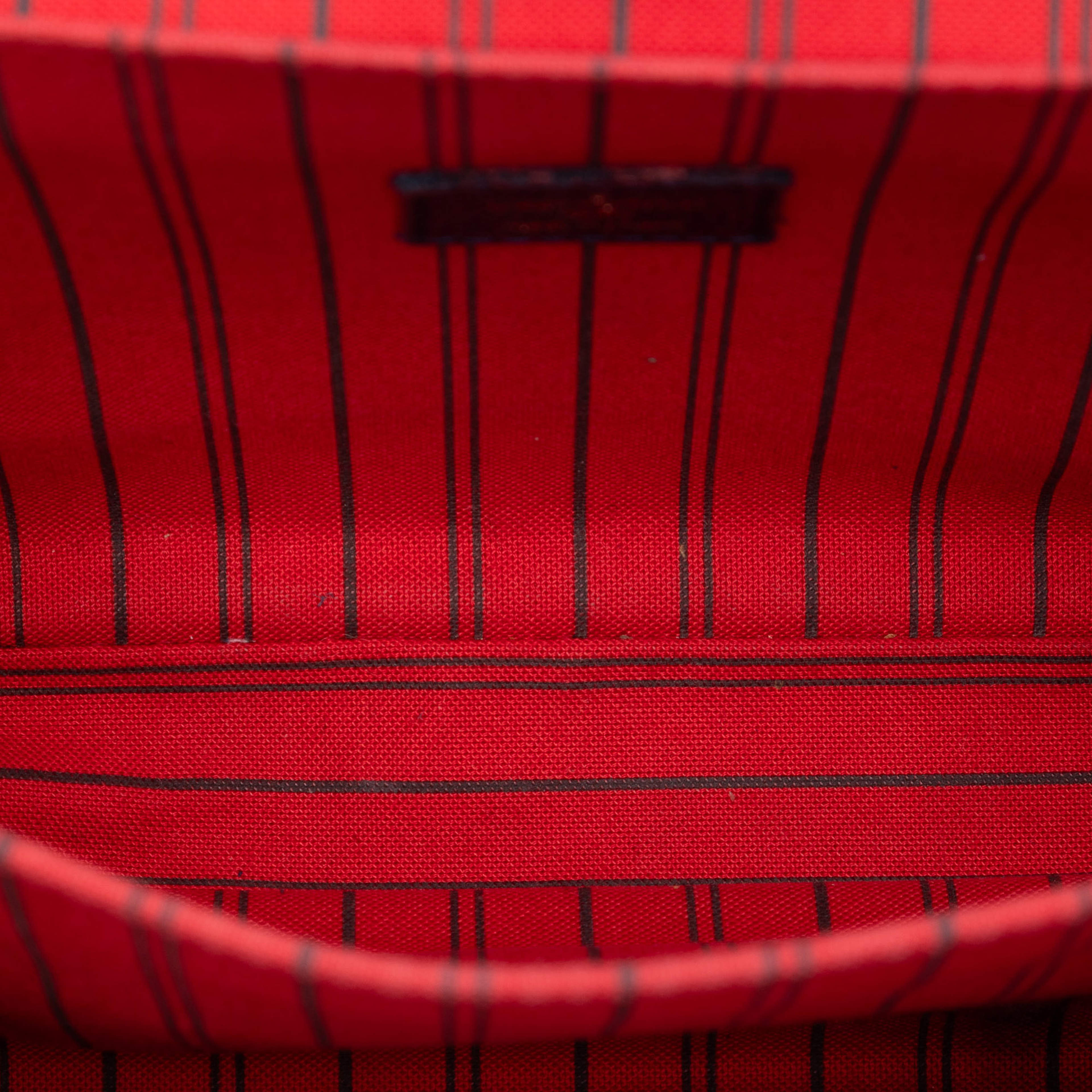 Louis Vuitton Monogram Empreinte Pochette Metis, från Luxclusif, i färgen navy. Klicka för att öppna bilden i stort format