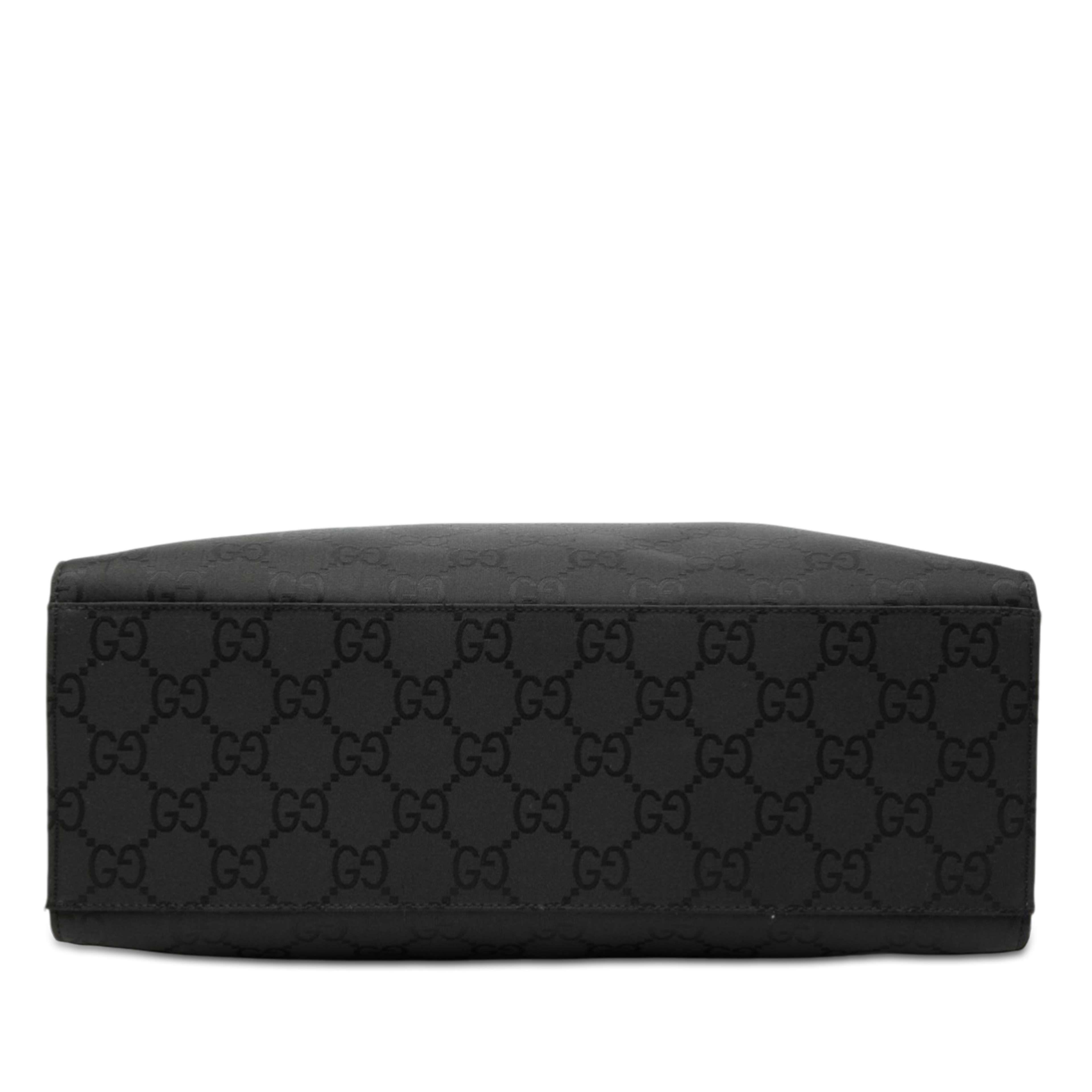 Gucci Gg Nylon Bamboo Handbag, från Luxclusif, i färgen black. Klicka för att öppna bilden i stort format