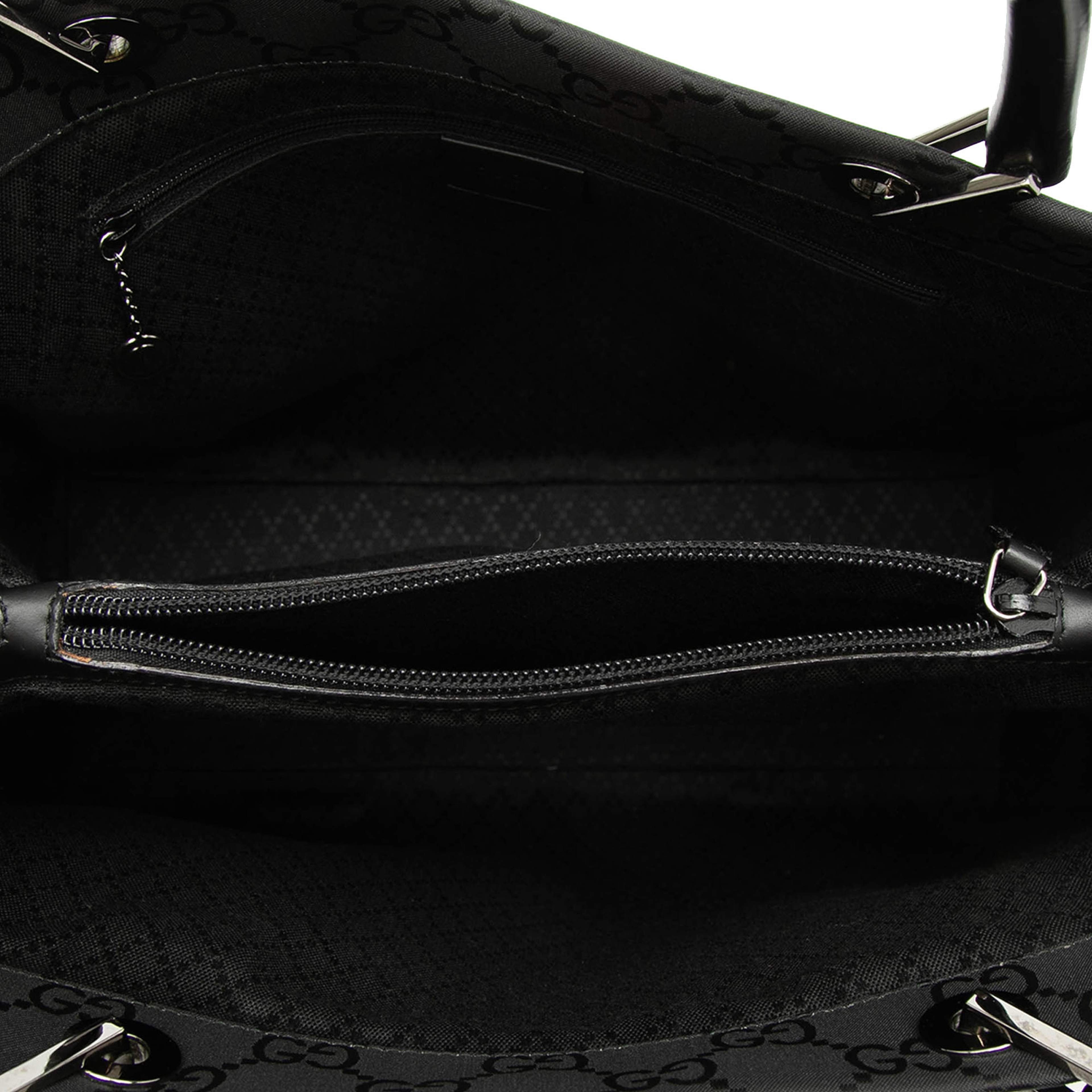 Gucci Gg Nylon Bamboo Handbag, från Luxclusif, i färgen black. Klicka för att öppna bilden i stort format