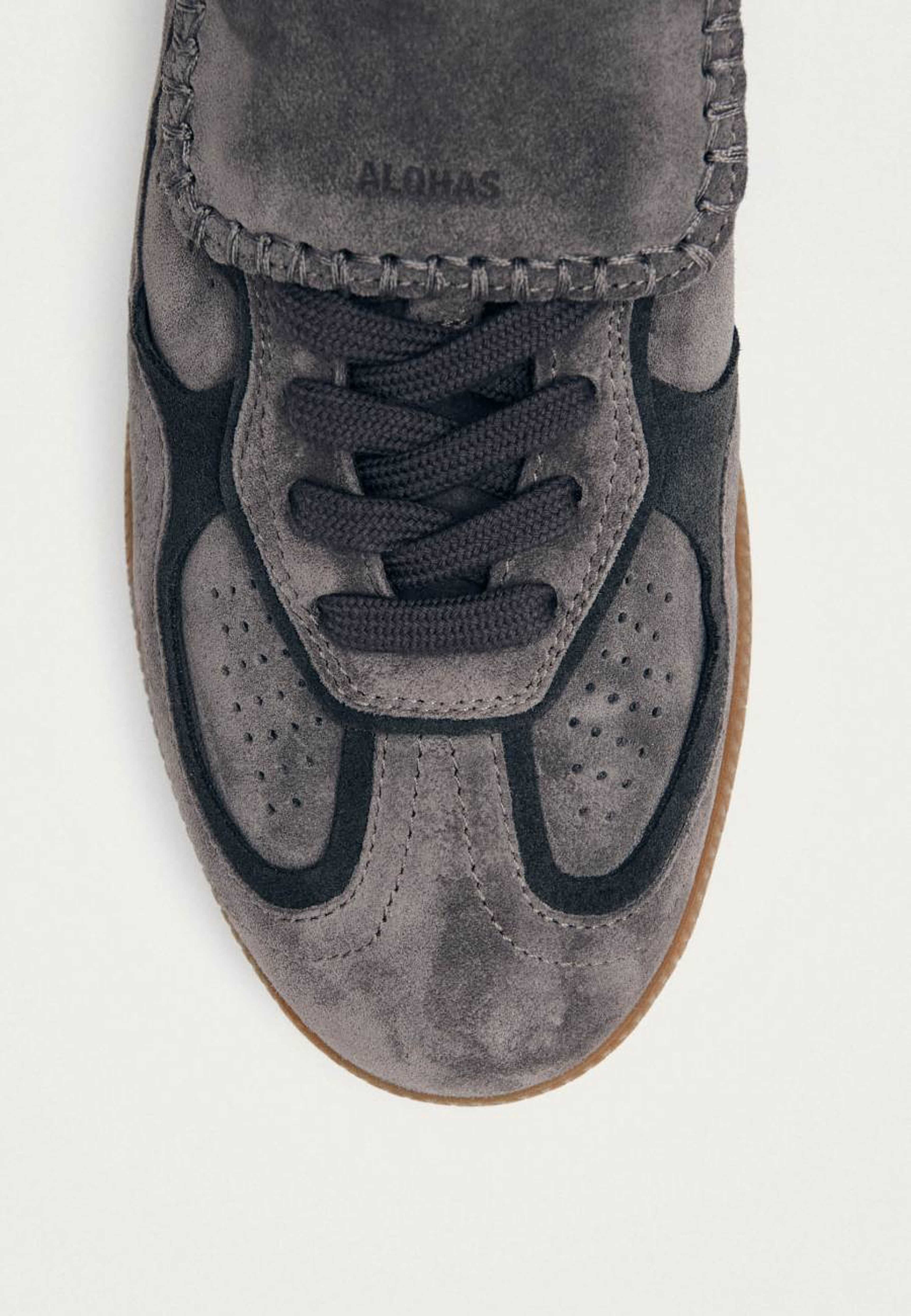 Tb.490 Club Suede Dark Grey Leather Sneakers, från Alohas, i färgen dark grey. Klicka för att öppna bilden i stort format