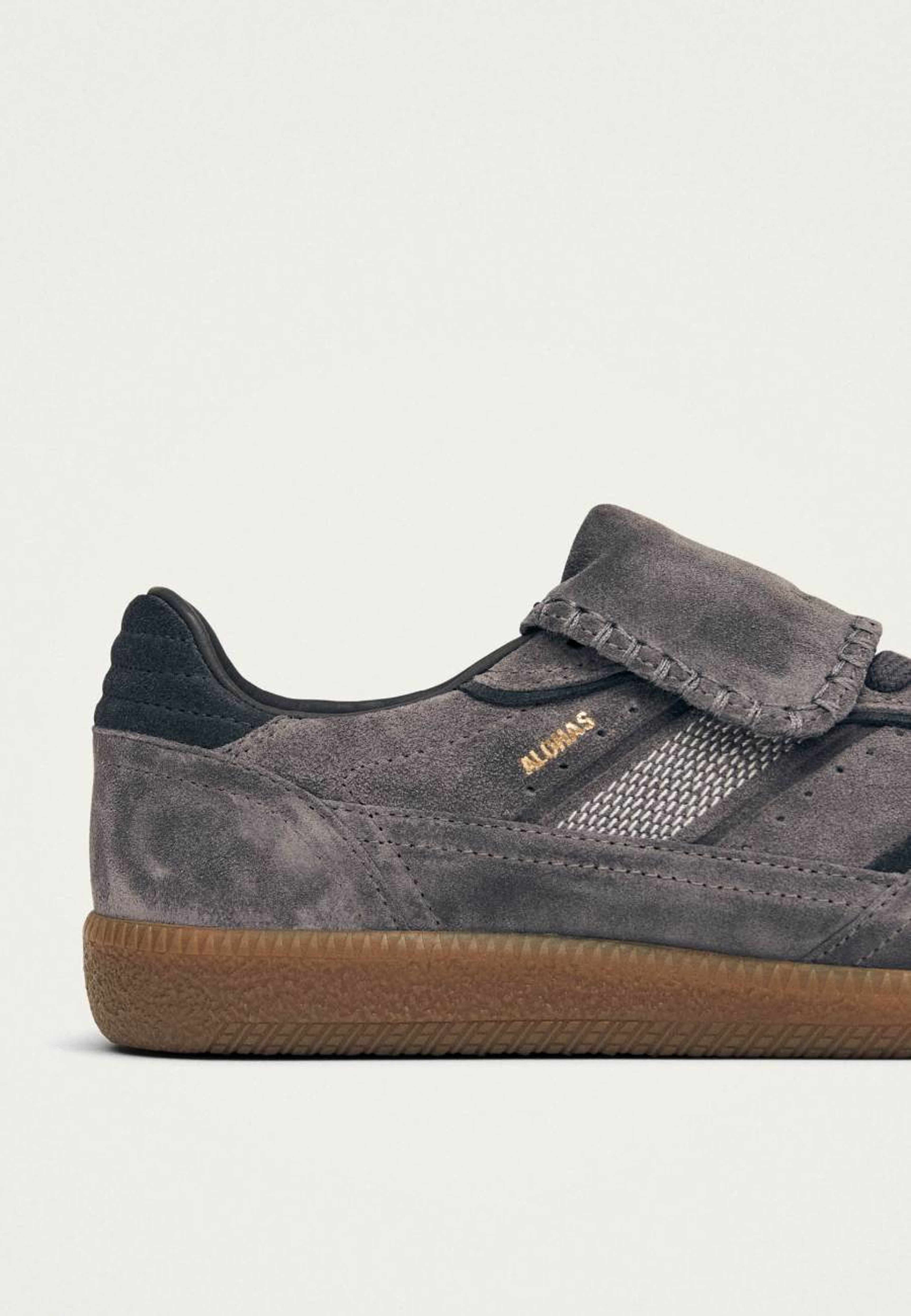 Tb.490 Club Suede Dark Grey Leather Sneakers, från Alohas, i färgen dark grey. Klicka för att öppna bilden i stort format