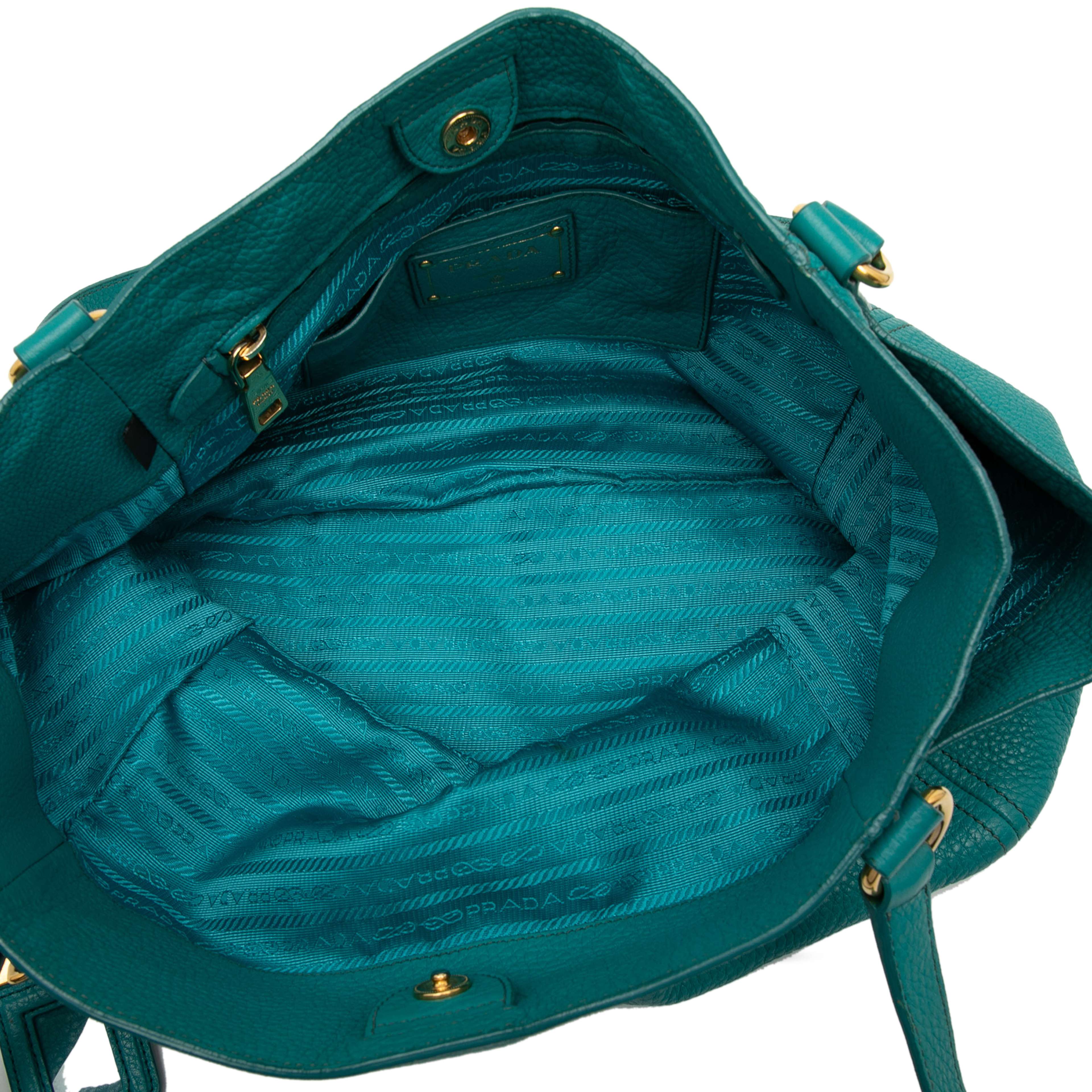 Prada Vitello Daino Side Pocket Tote, från Luxclusif, i färgen turquoise. Klicka för att öppna bilden i stort format