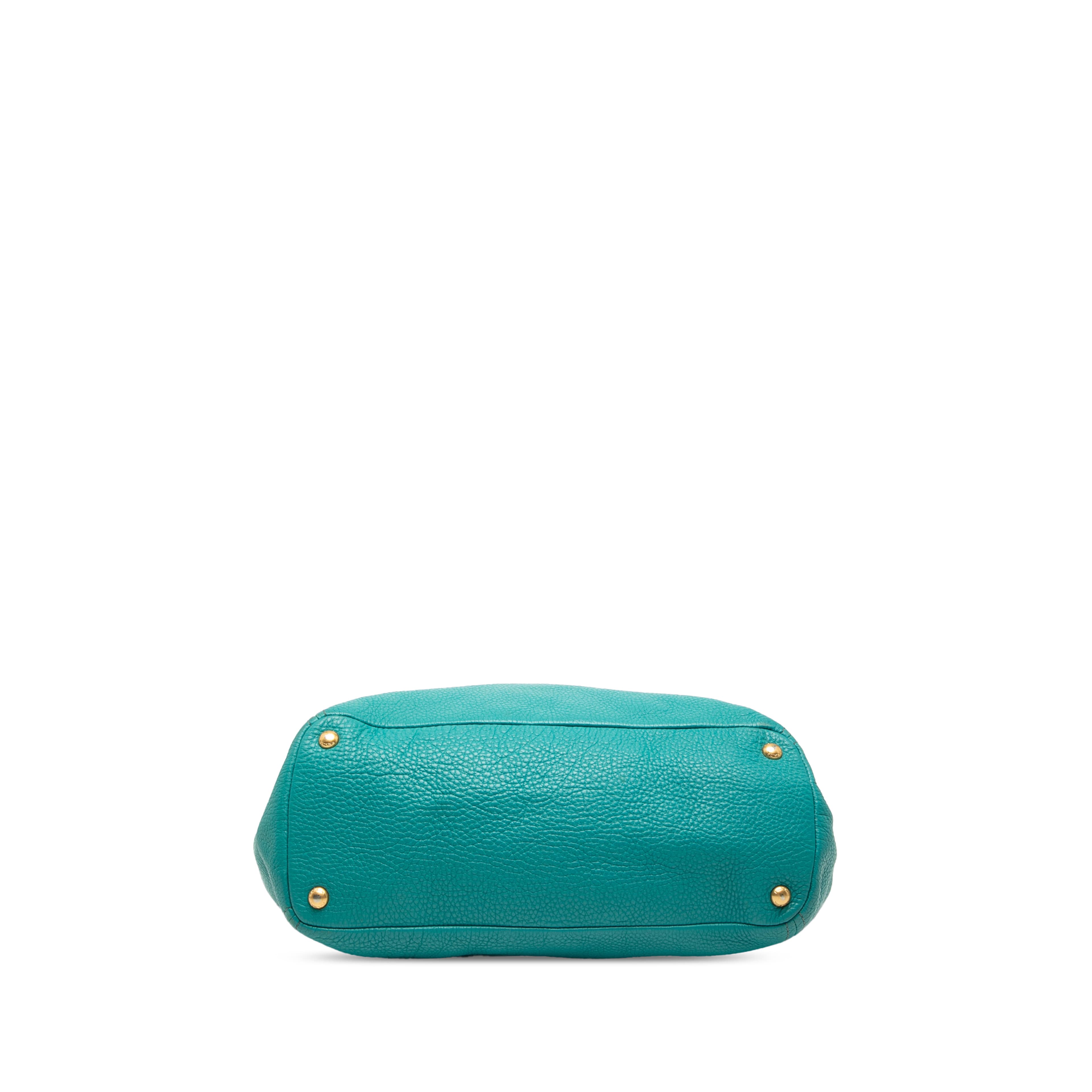 Prada Vitello Daino Side Pocket Tote, från Luxclusif, i färgen turquoise. Klicka för att öppna bilden i stort format