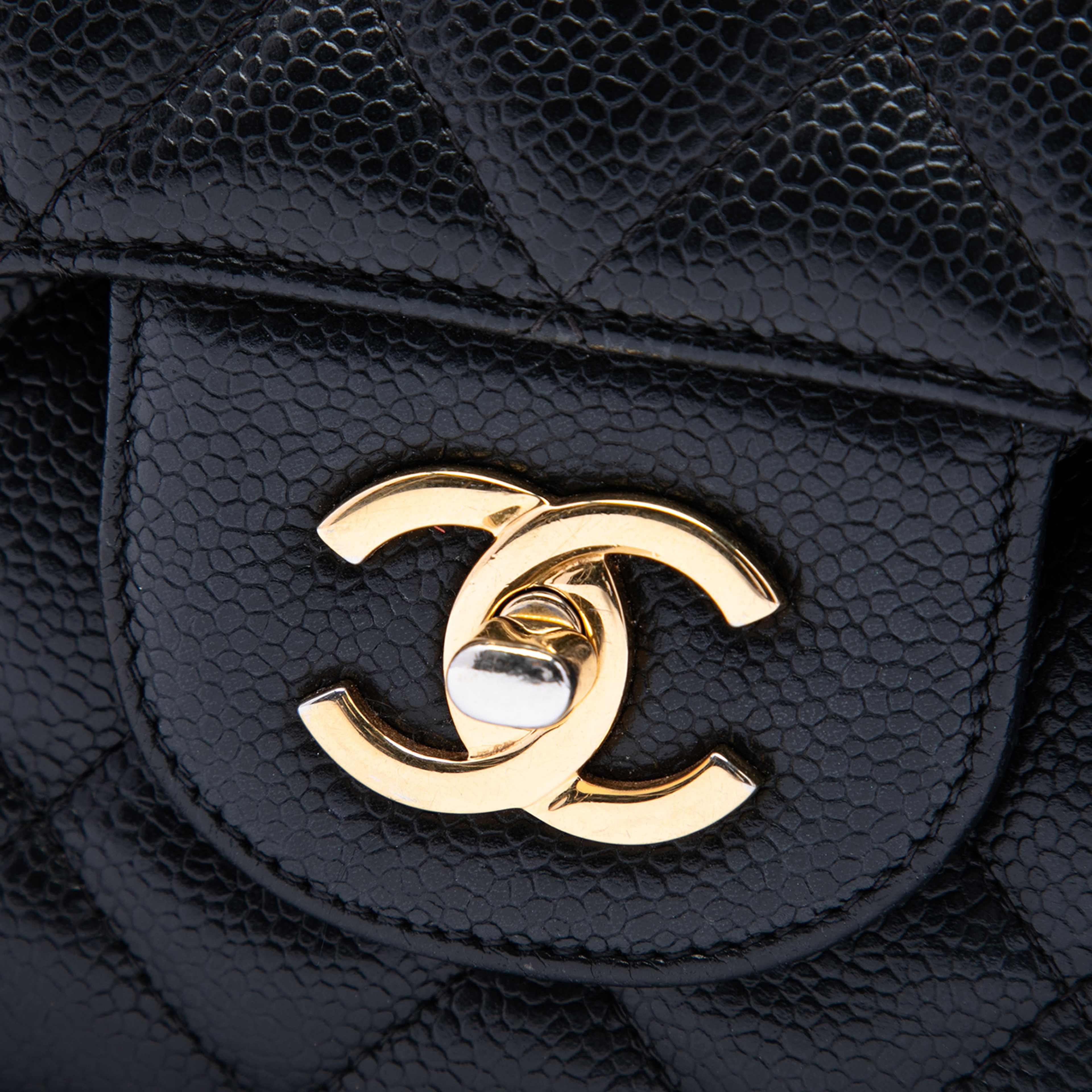 Chanel Jumbo Classic Caviar Double Flap, från Luxclusif, i färgen svart. Klicka för att öppna bilden i stort format