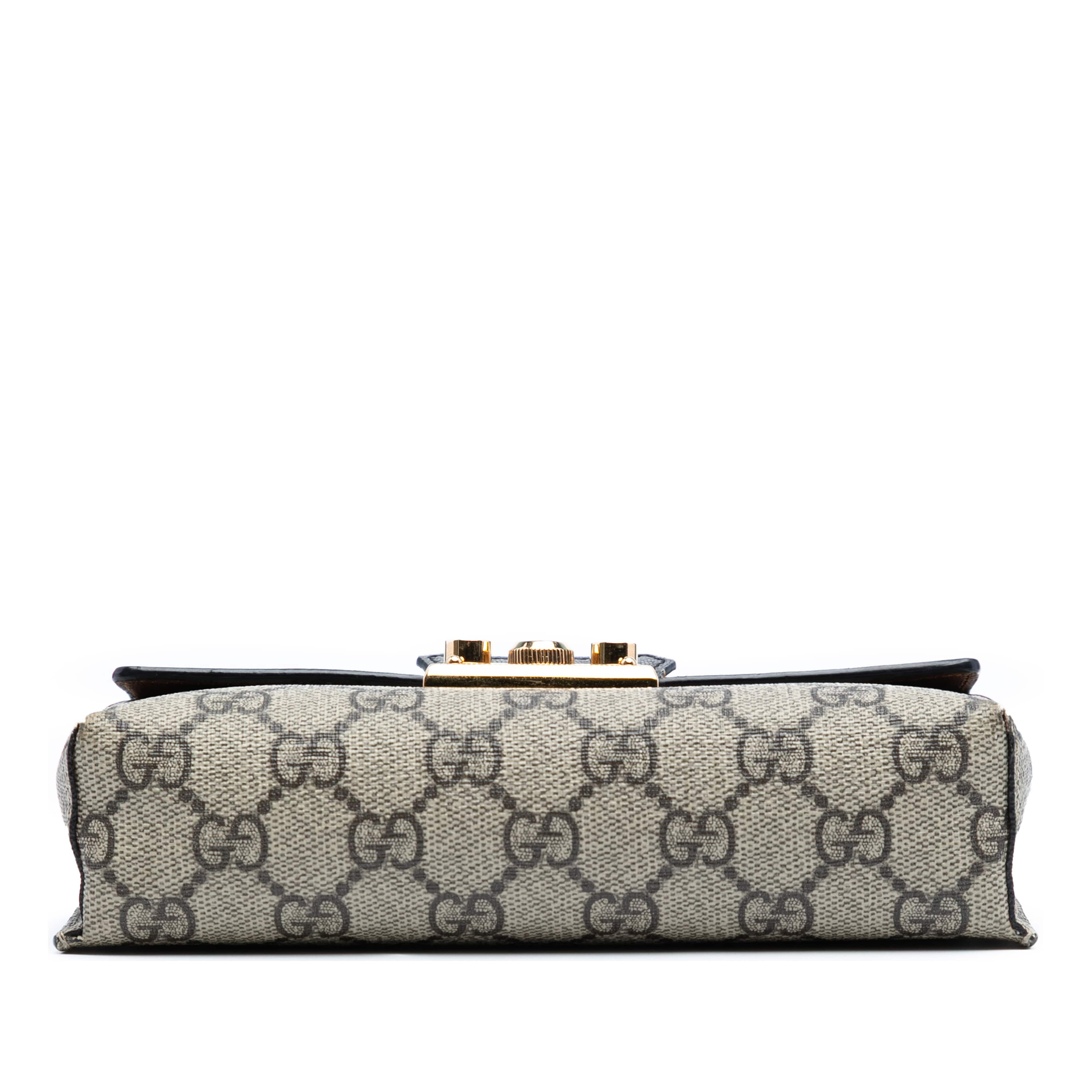 Gucci Mini Gg Supreme Padlock Satchel, från Luxclusif, i färgen beige. Klicka för att öppna bilden i stort format