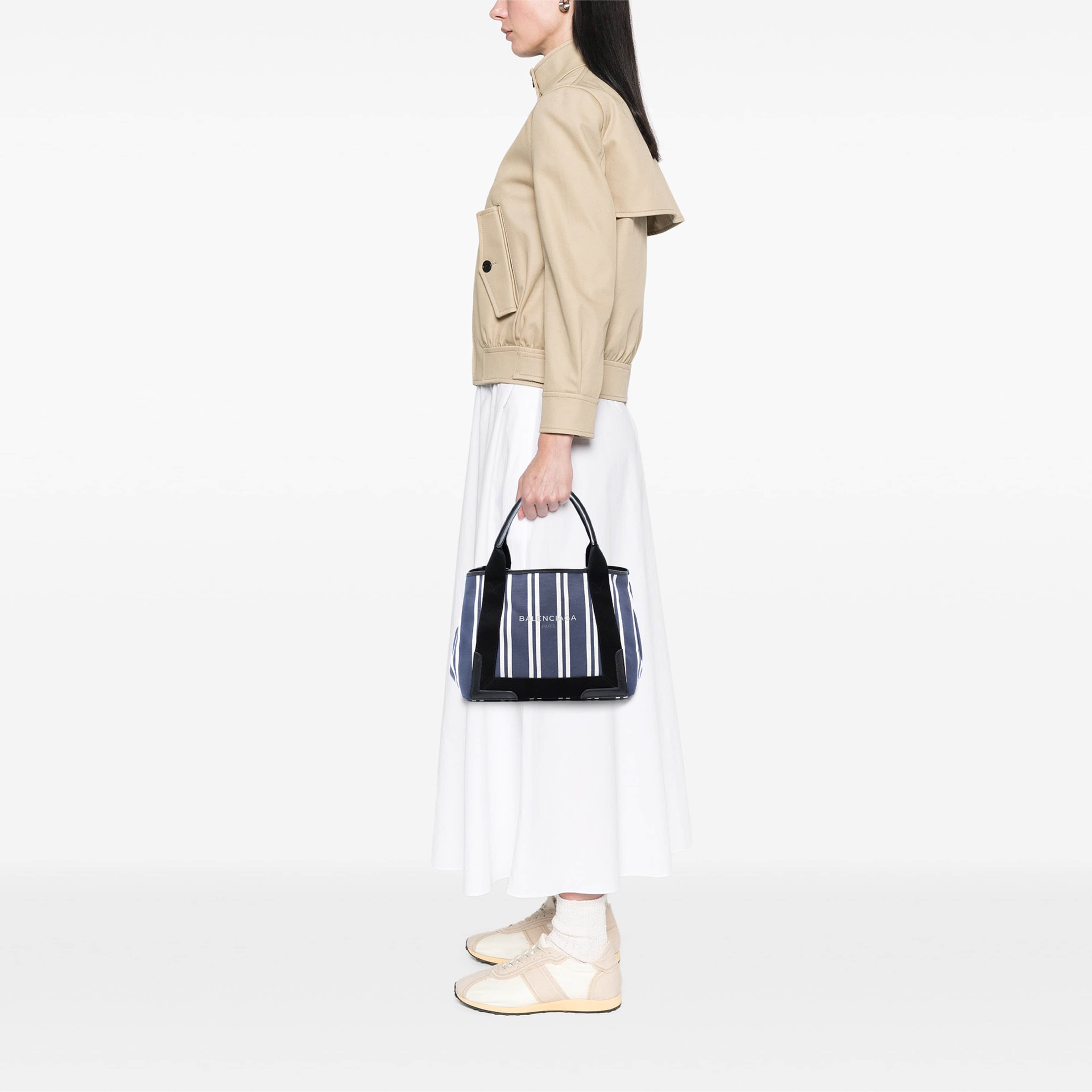 Balenciaga Canvas Striped Navy Cabas S, från Luxclusif, i färgen blå. Klicka för att öppna bilden i stort format