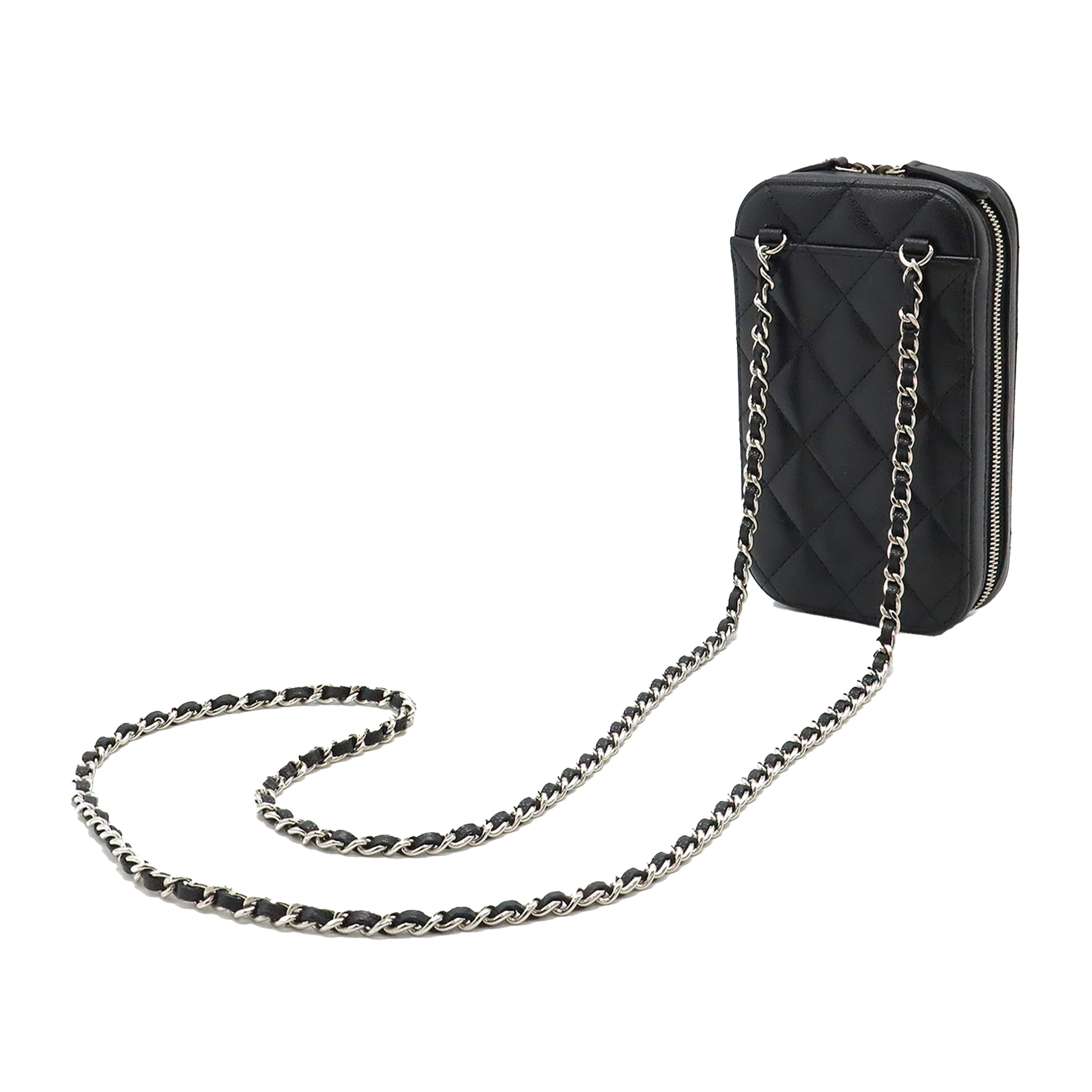 Chanel Cc Quilted Caviar Zip Phone Case, från Luxclusif, i färgen svart. Klicka för att öppna bilden i stort format