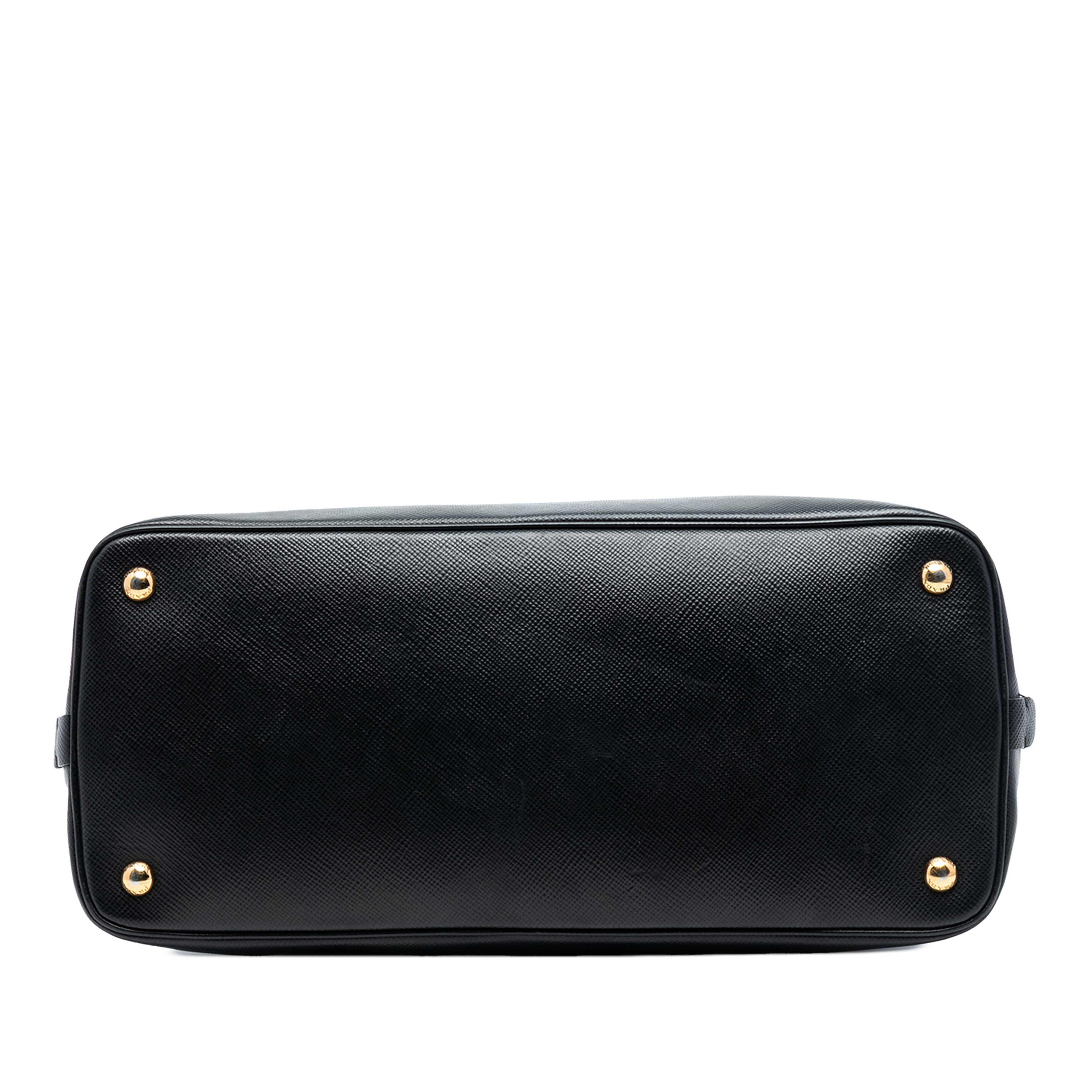 Prada Saffiano Cuir Convertible Top Handle Bag, från Luxclusif, i färgen black. Klicka för att öppna bilden i stort format