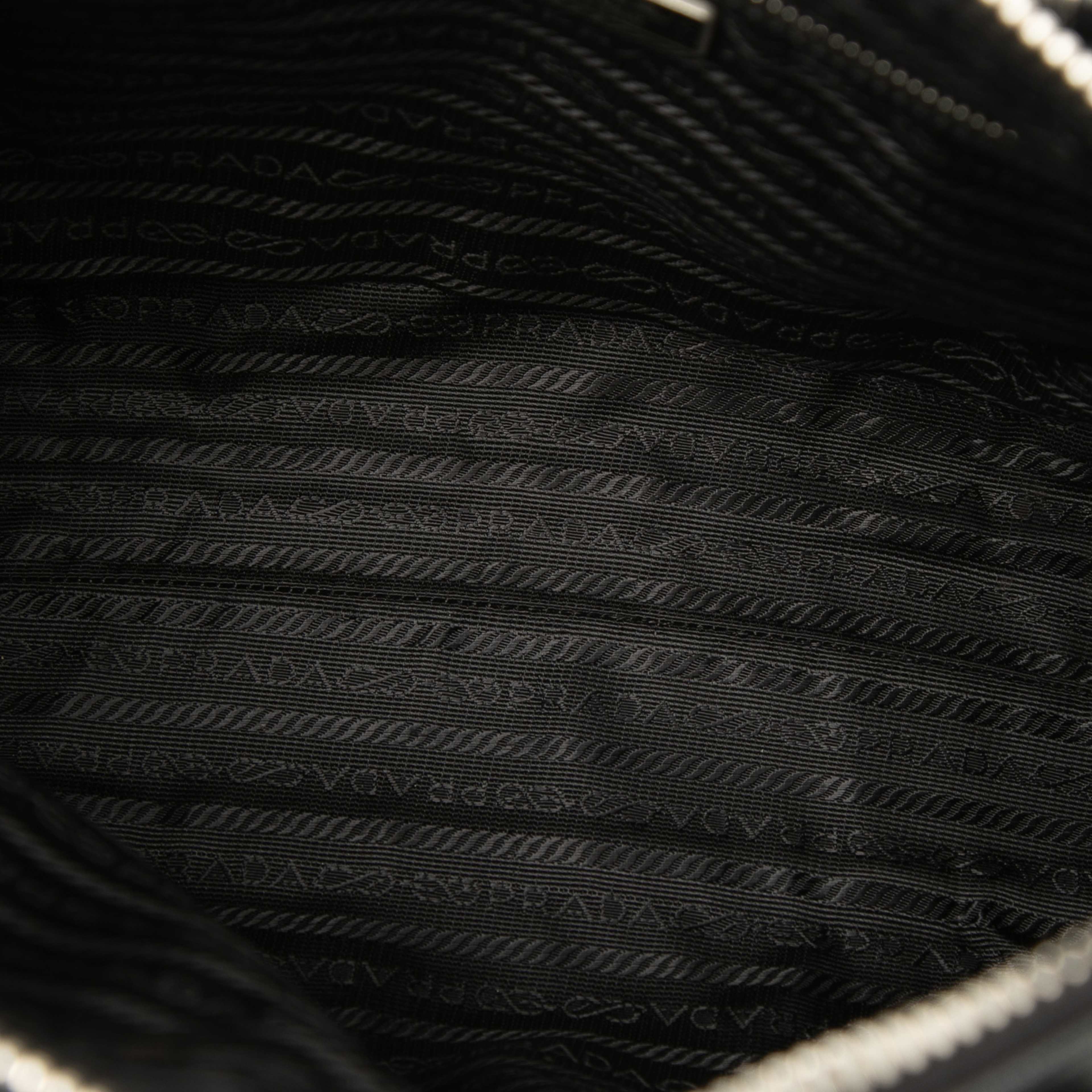 Prada Tessuto Top Handle Bag, från Luxclusif, i färgen black. Klicka för att öppna bilden i stort format