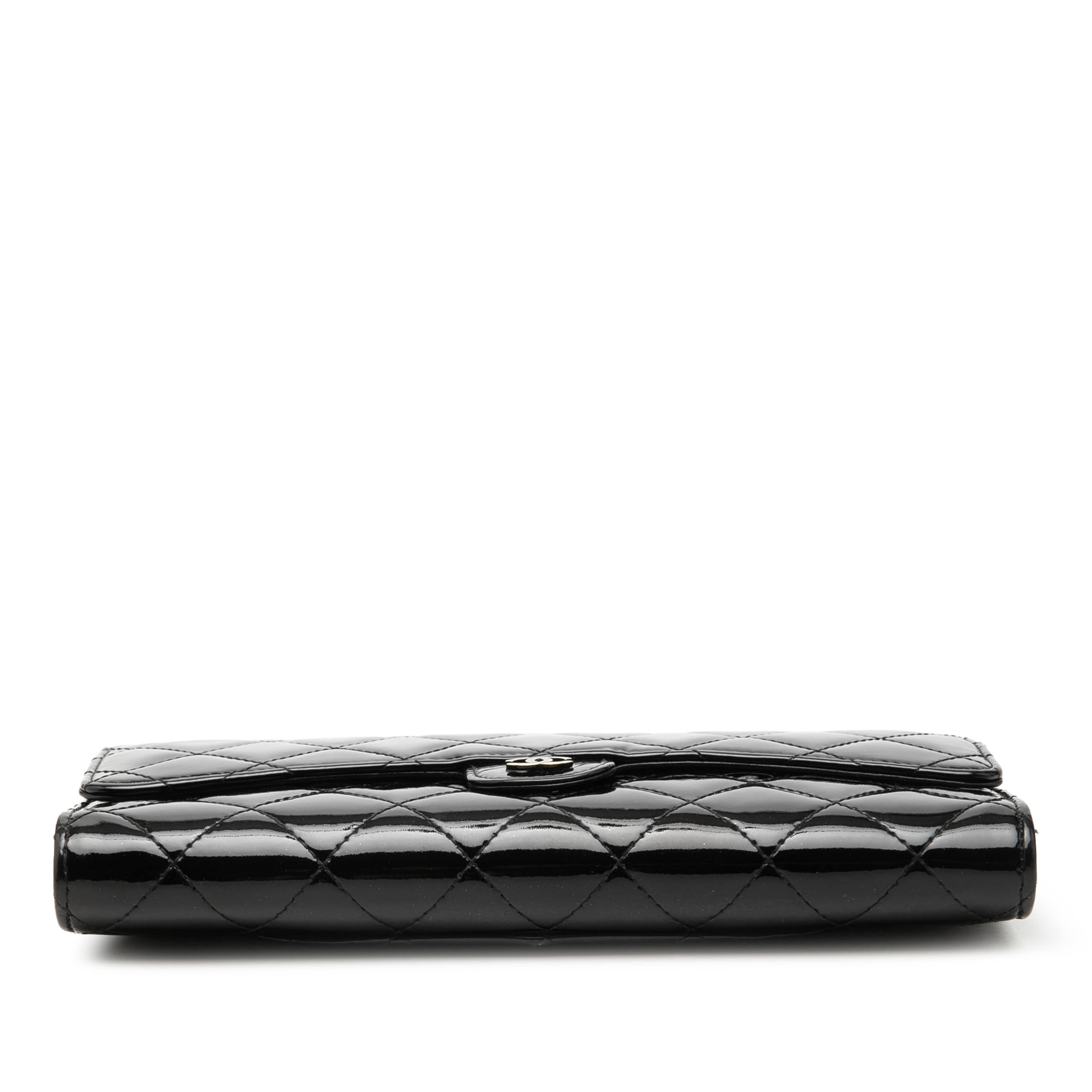Chanel Cc Quilted Patent Classic Flap Long Wallet, från Luxclusif, i färgen svart. Klicka för att öppna bilden i stort format