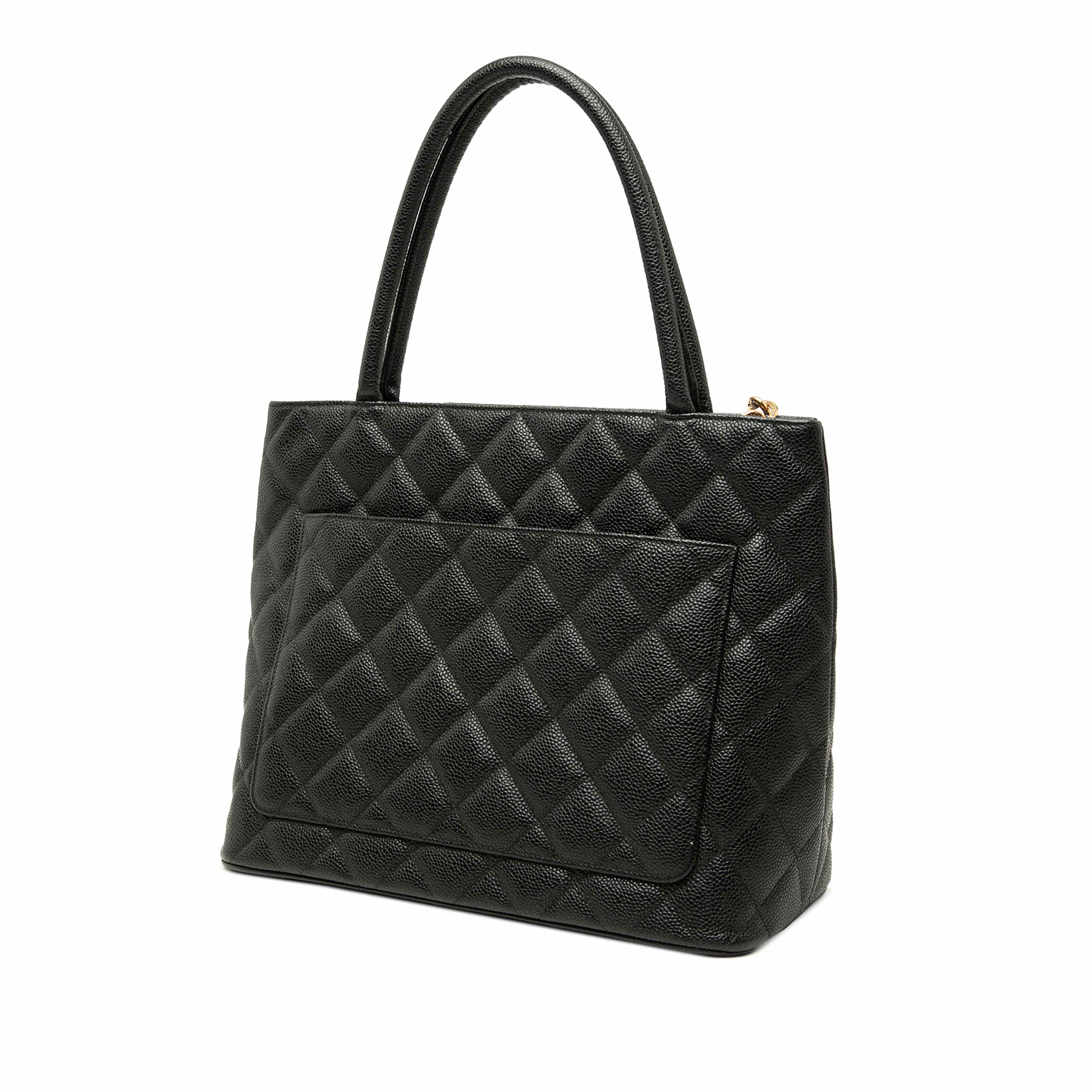 Chanel Caviar Medallion Tote, från Luxclusif, i färgen svart. Klicka för att öppna bilden i stort format