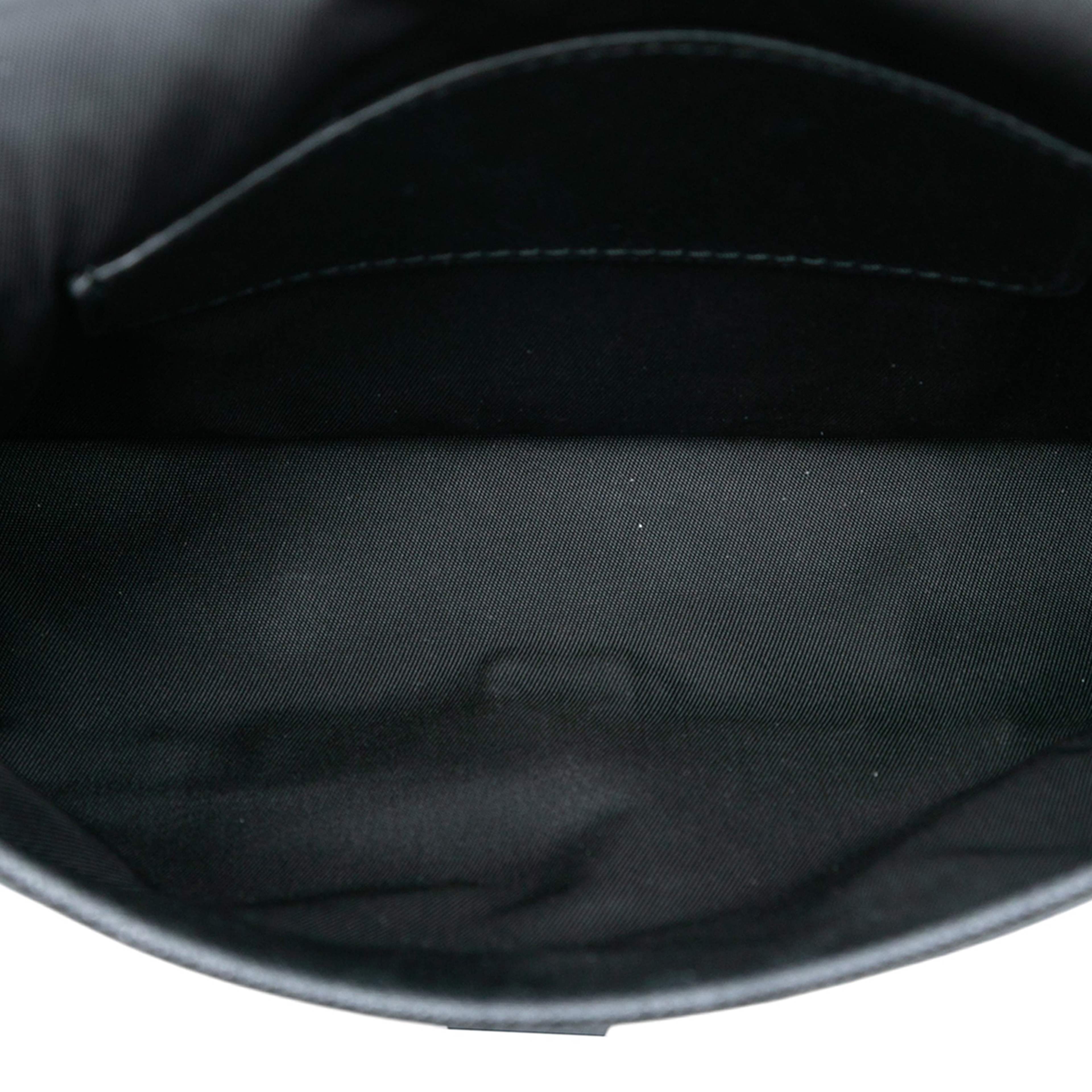 Prada Re-nylon And Saffiano Smartphone Case, från Luxclusif, i färgen black. Klicka för att öppna bilden i stort format