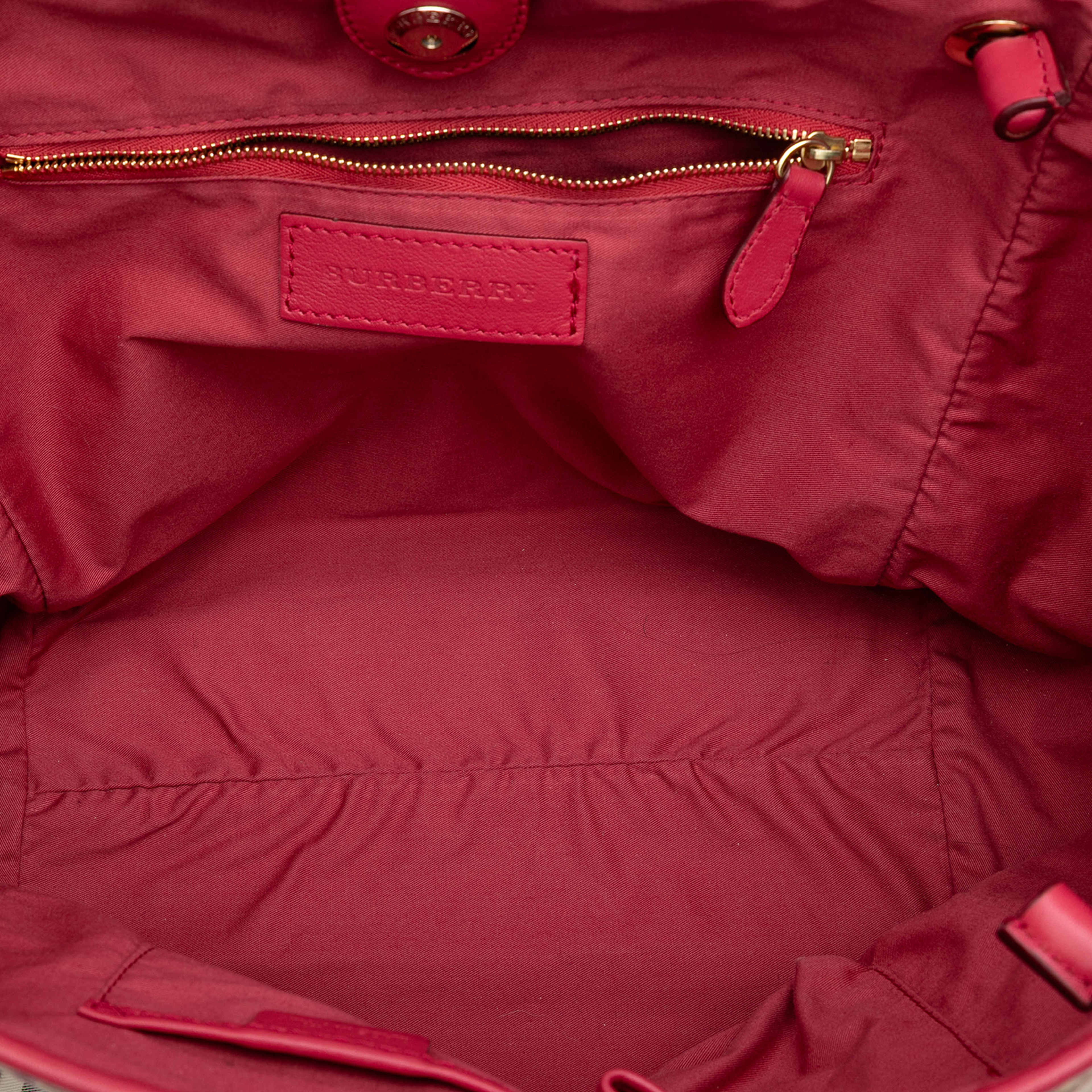 Burberry Small Haymarket Check Coated Canvas Canterbury Tote, från Luxclusif, i färgen beige. Klicka för att öppna bilden i stort format