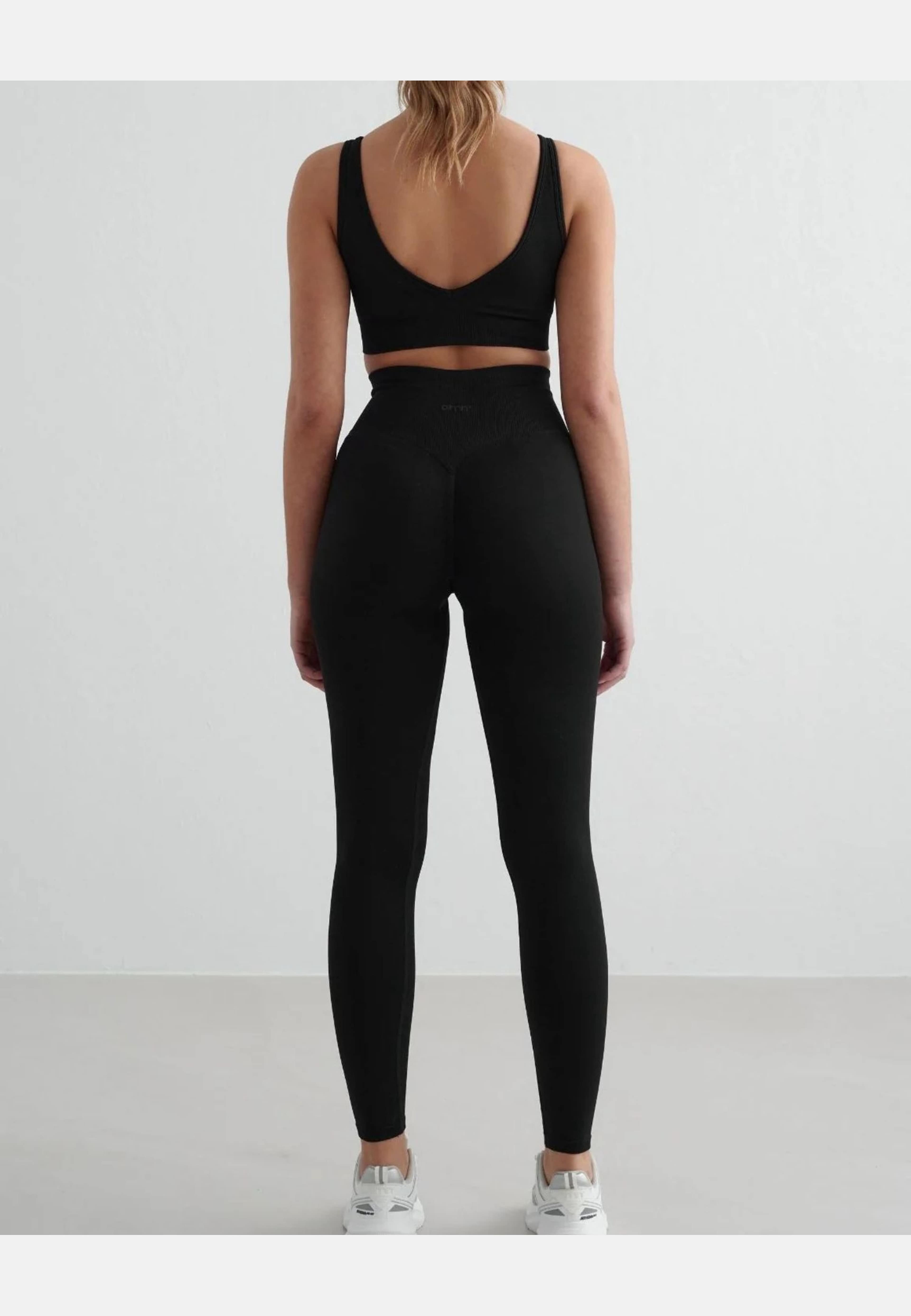 Shape Seamless Deep Cut Bra, från aim'n, i färgen black. Klicka för att öppna bilden i stort format