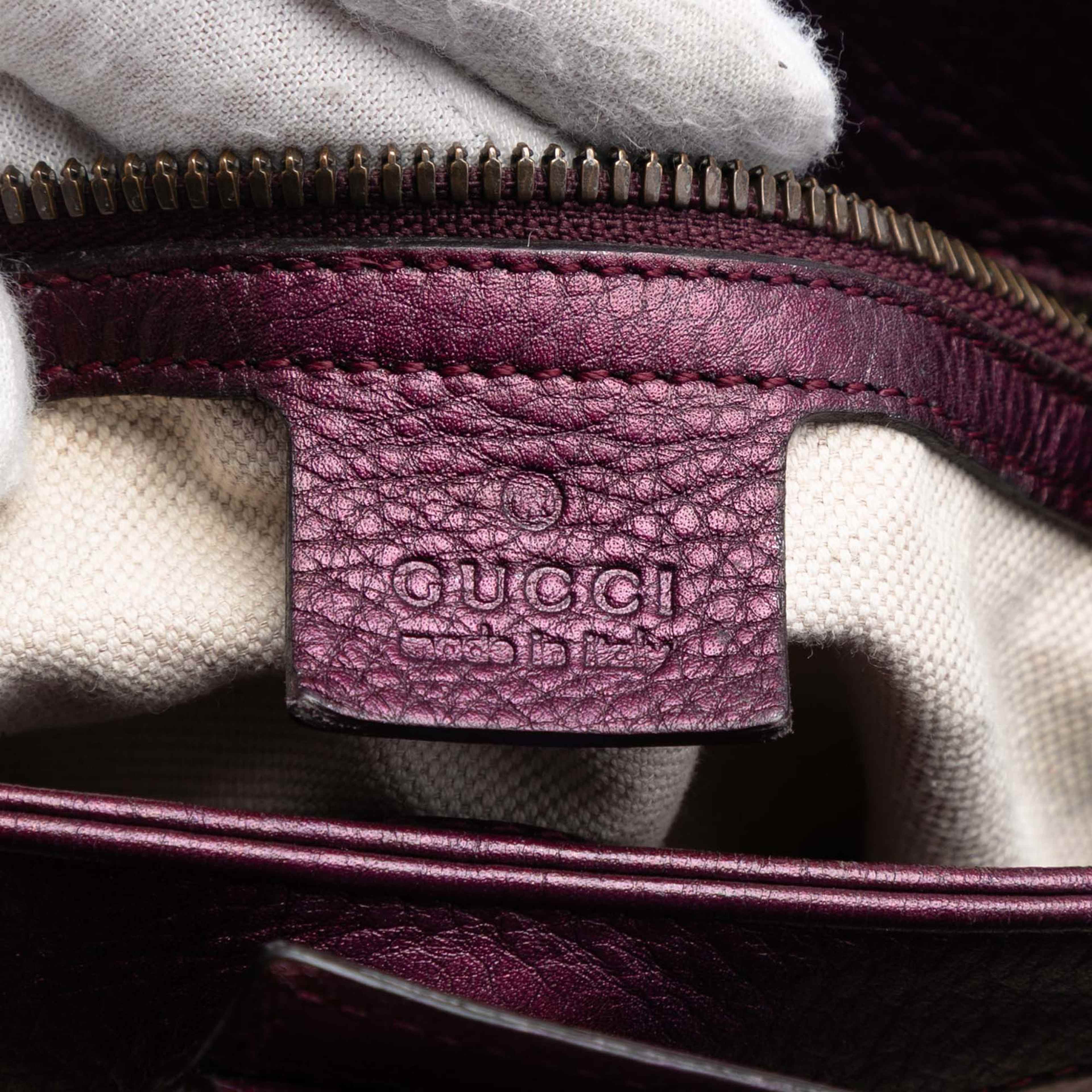 Gucci Small Metallic Calfskin Bamboo Shopper Satchel, från Luxclusif, i färgen violet. Klicka för att öppna bilden i stort format