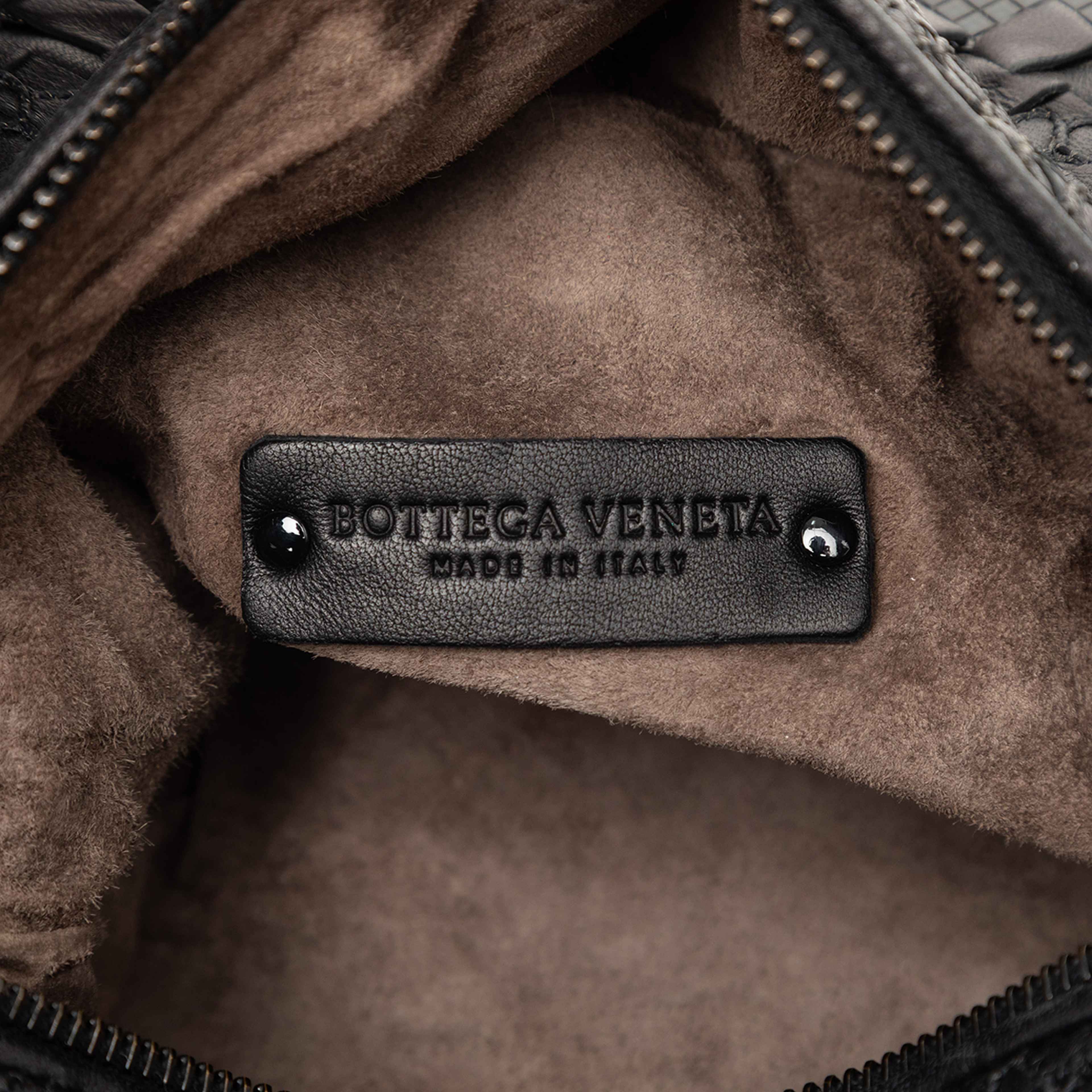 Bottega Veneta Nappa Intrecciato Square Handbag, från Luxclusif, i färgen black. Klicka för att öppna bilden i stort format