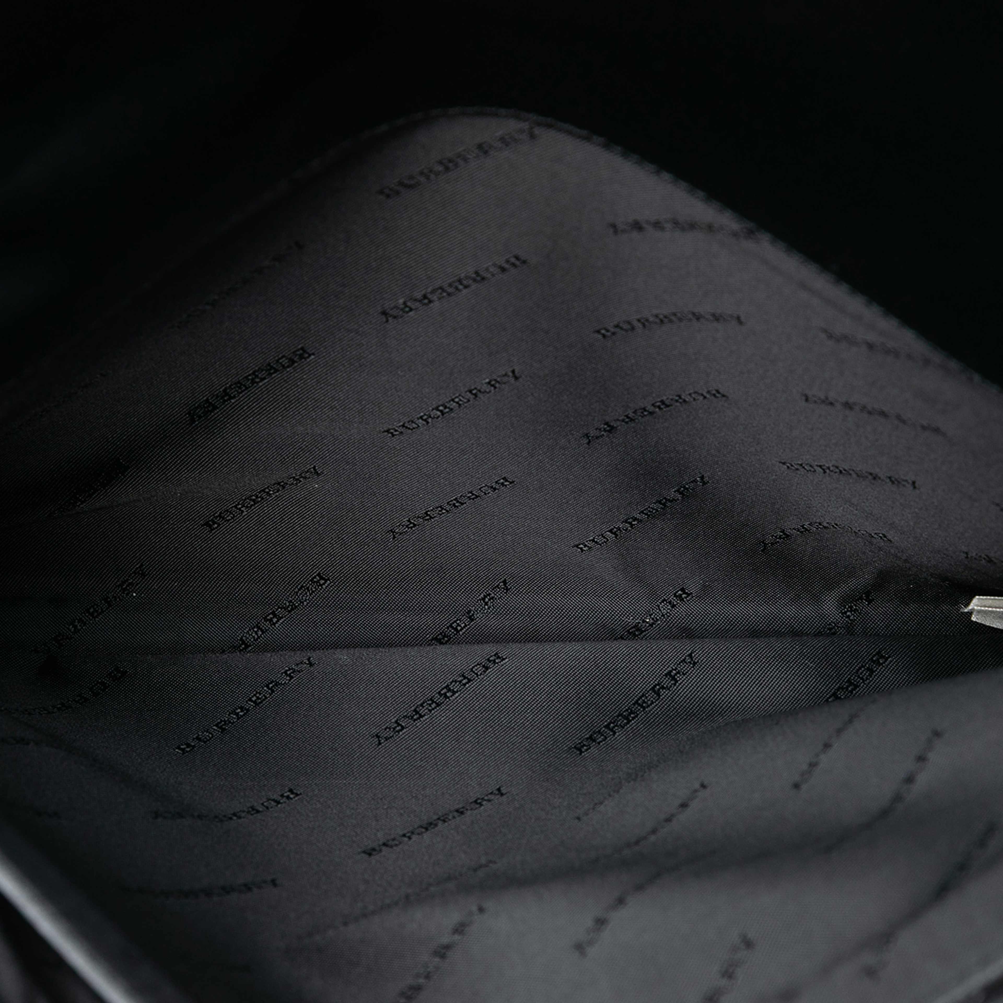 Burberry Leather Clutch, från Luxclusif, i färgen black. Klicka för att öppna bilden i stort format