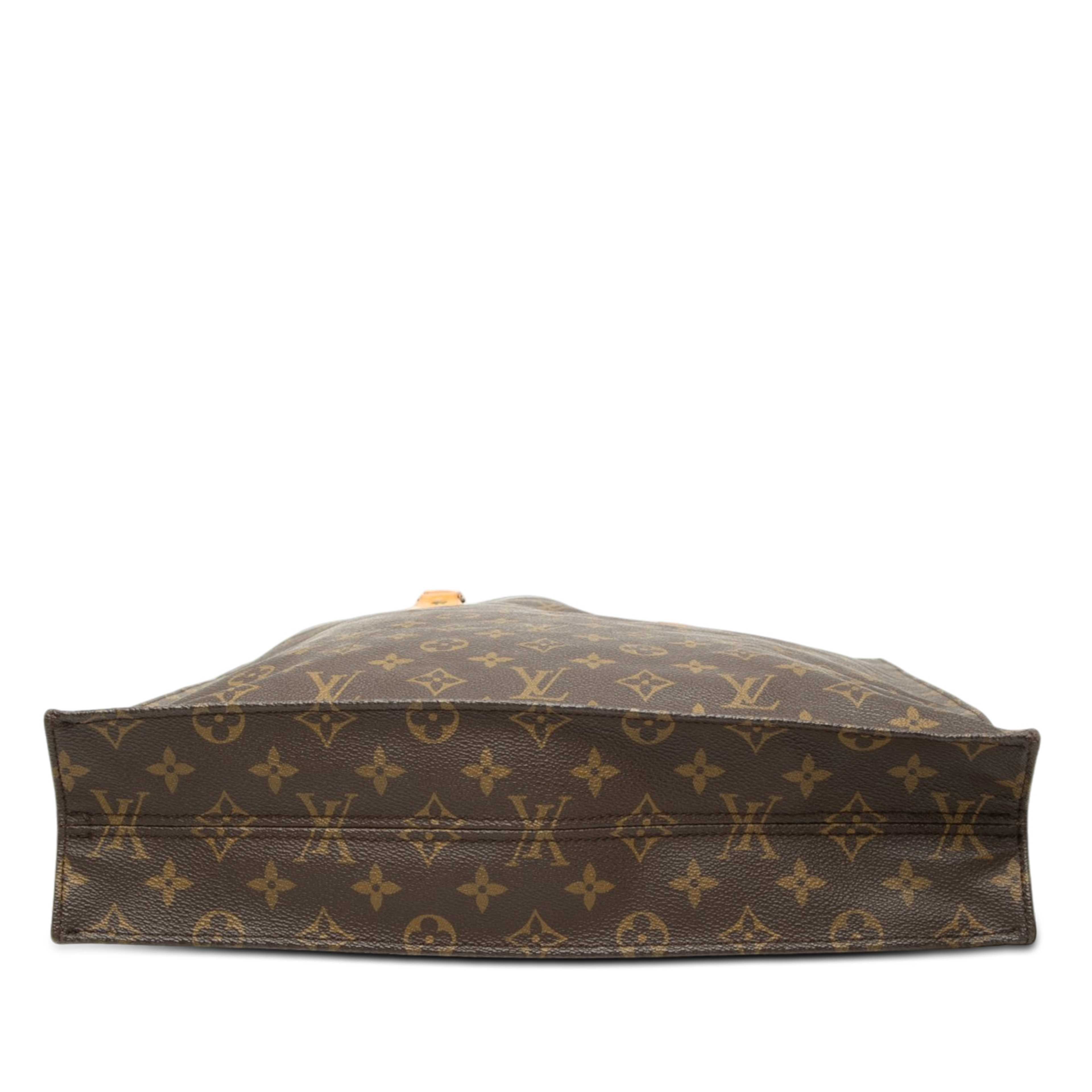 Louis Vuitton Monogram Sac Plat, från Luxclusif, i färgen brun. Klicka för att öppna bilden i stort format