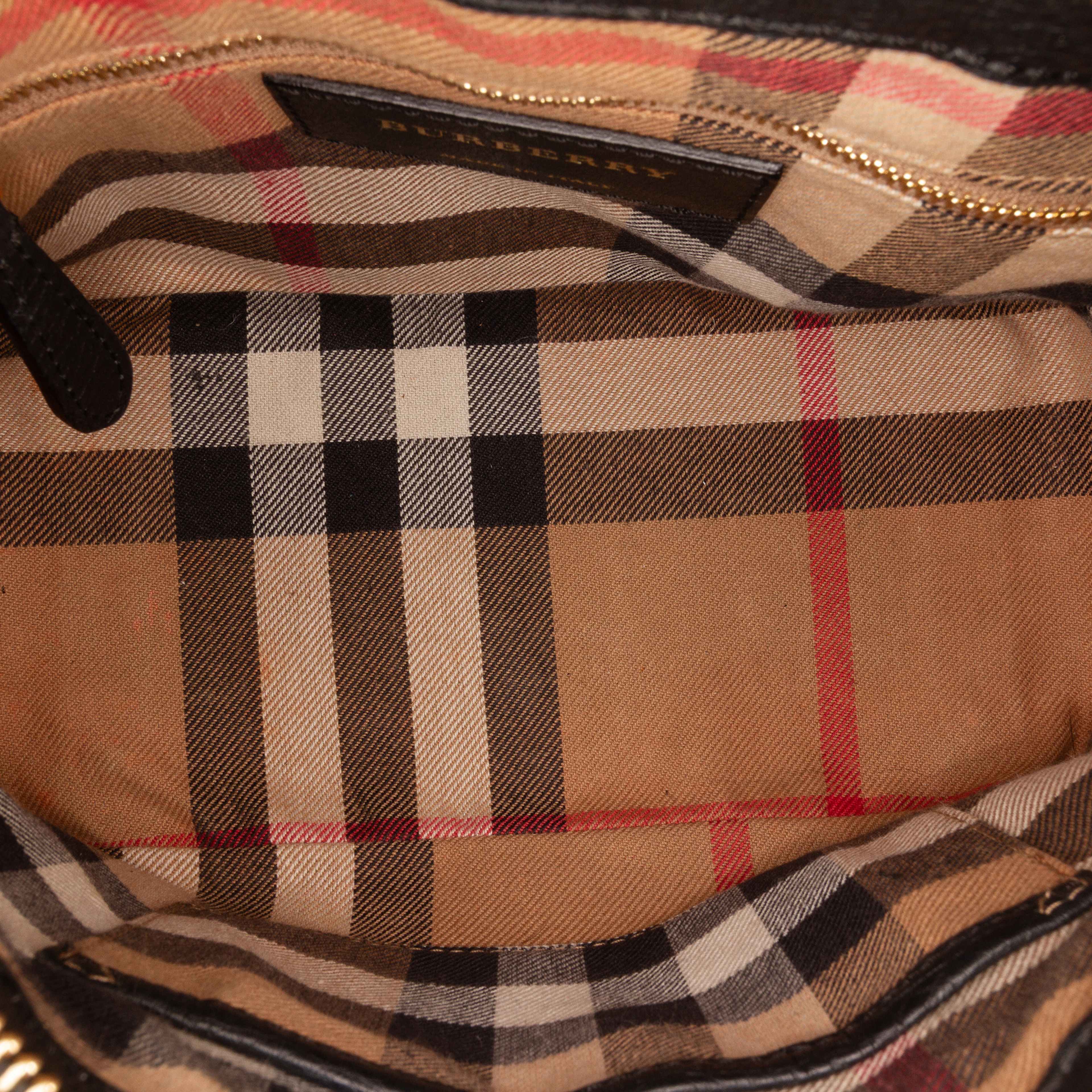 Burberry Small Leather Milverton Satchel, från Luxclusif, i färgen black. Klicka för att öppna bilden i stort format