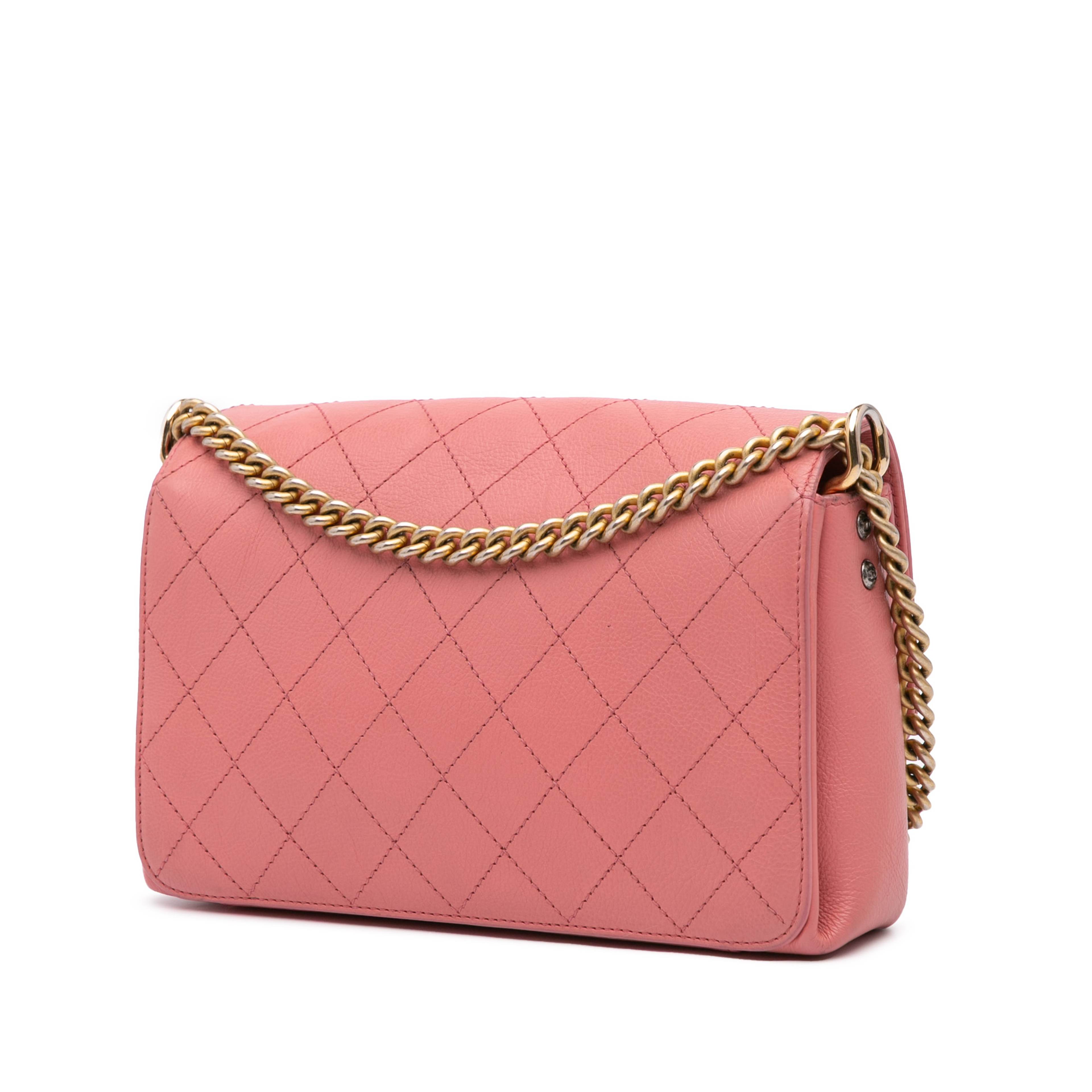 Chanel Quilted Calfskin Straight Lined Flap, från Luxclusif, i färgen pink. Klicka för att öppna bilden i stort format