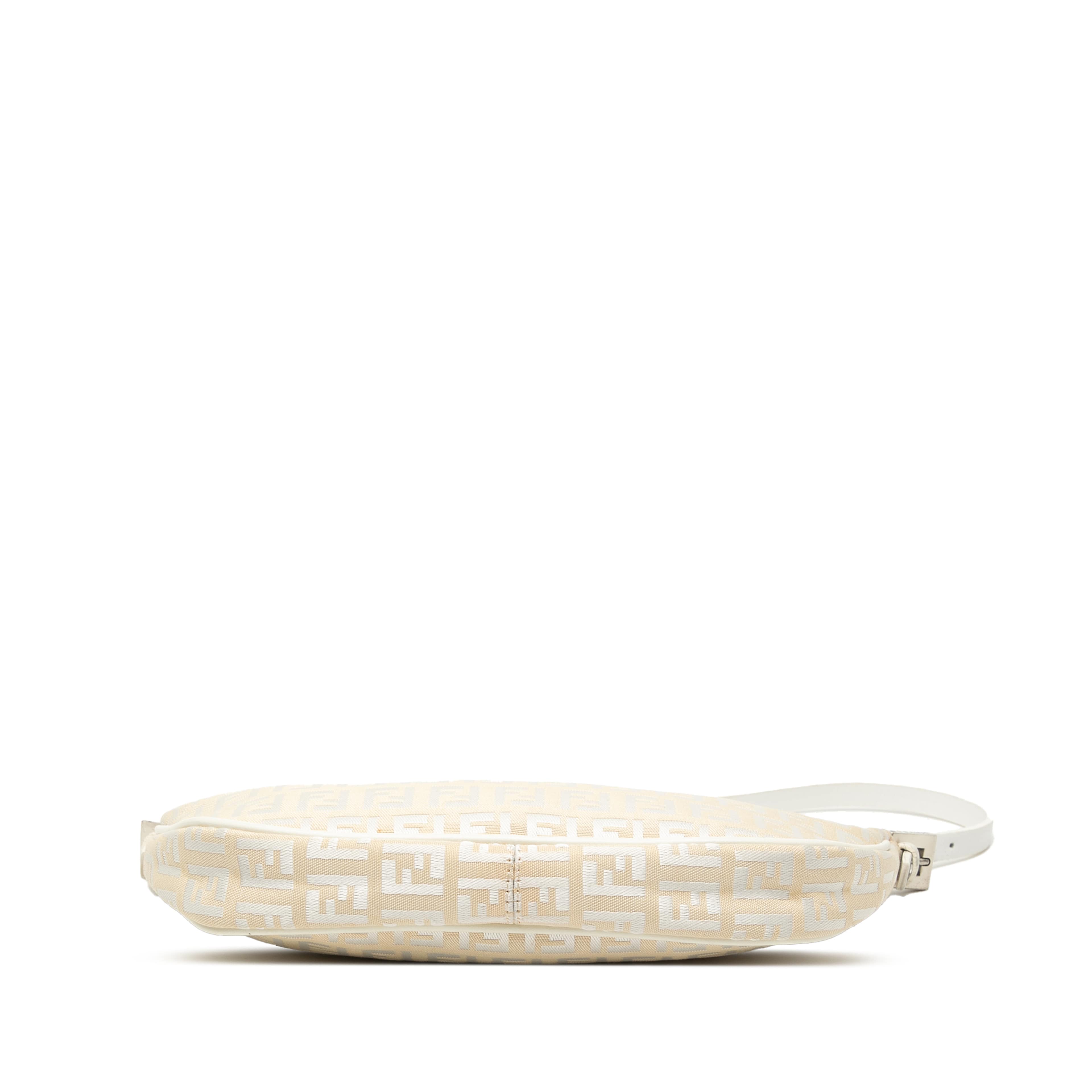 Fendi Zucchino Canvas Shoulder Bag, från Luxclusif, i färgen light beige. Klicka för att öppna bilden i stort format