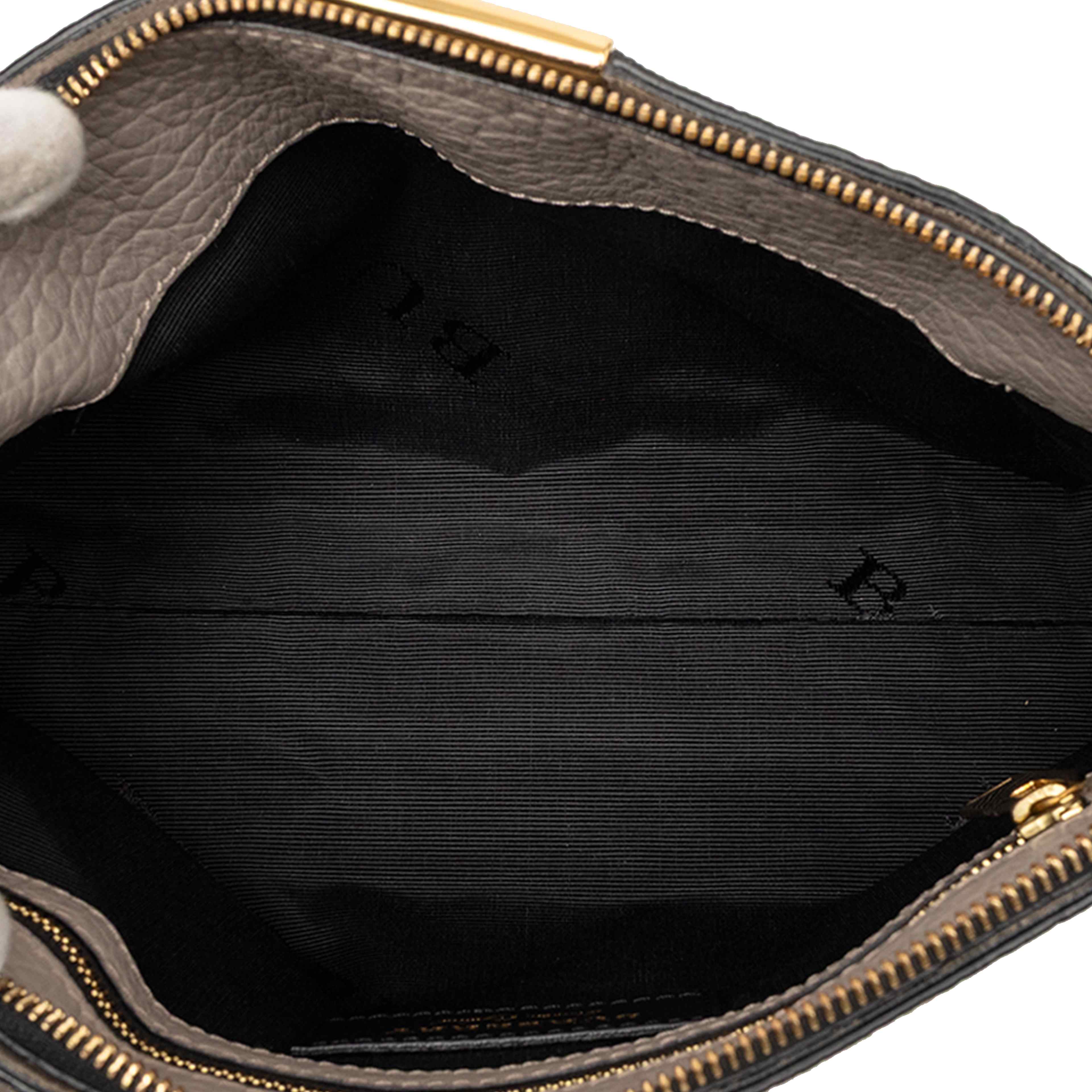 Burberry Small Grain Check Embossed Leather Chichester Crossbody, från Luxclusif, i färgen light gray. Klicka för att öppna bilden i stort format