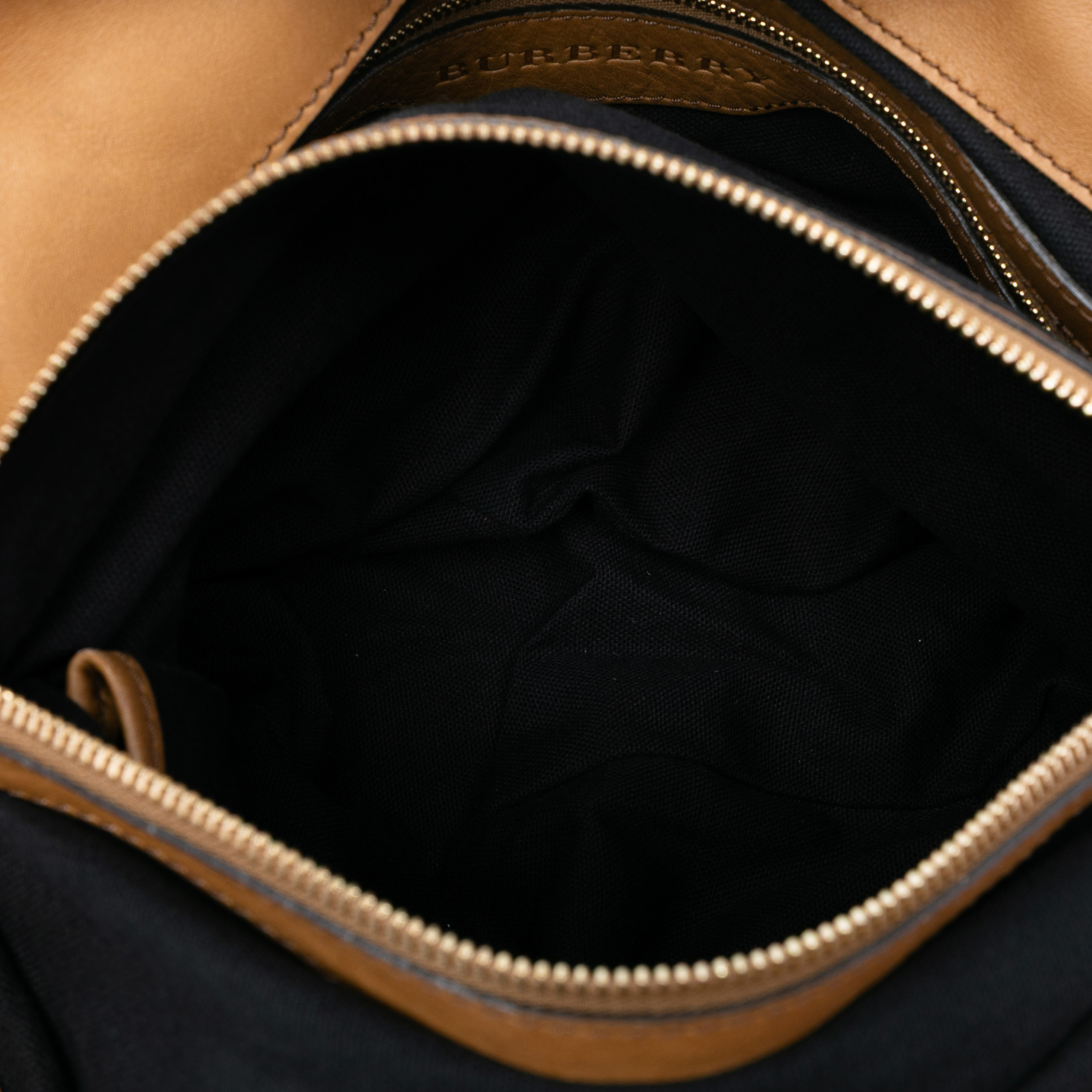 Burberry House Check Canvas Brecon Satchel, från Luxclusif, i färgen light brown. Klicka för att öppna bilden i stort format