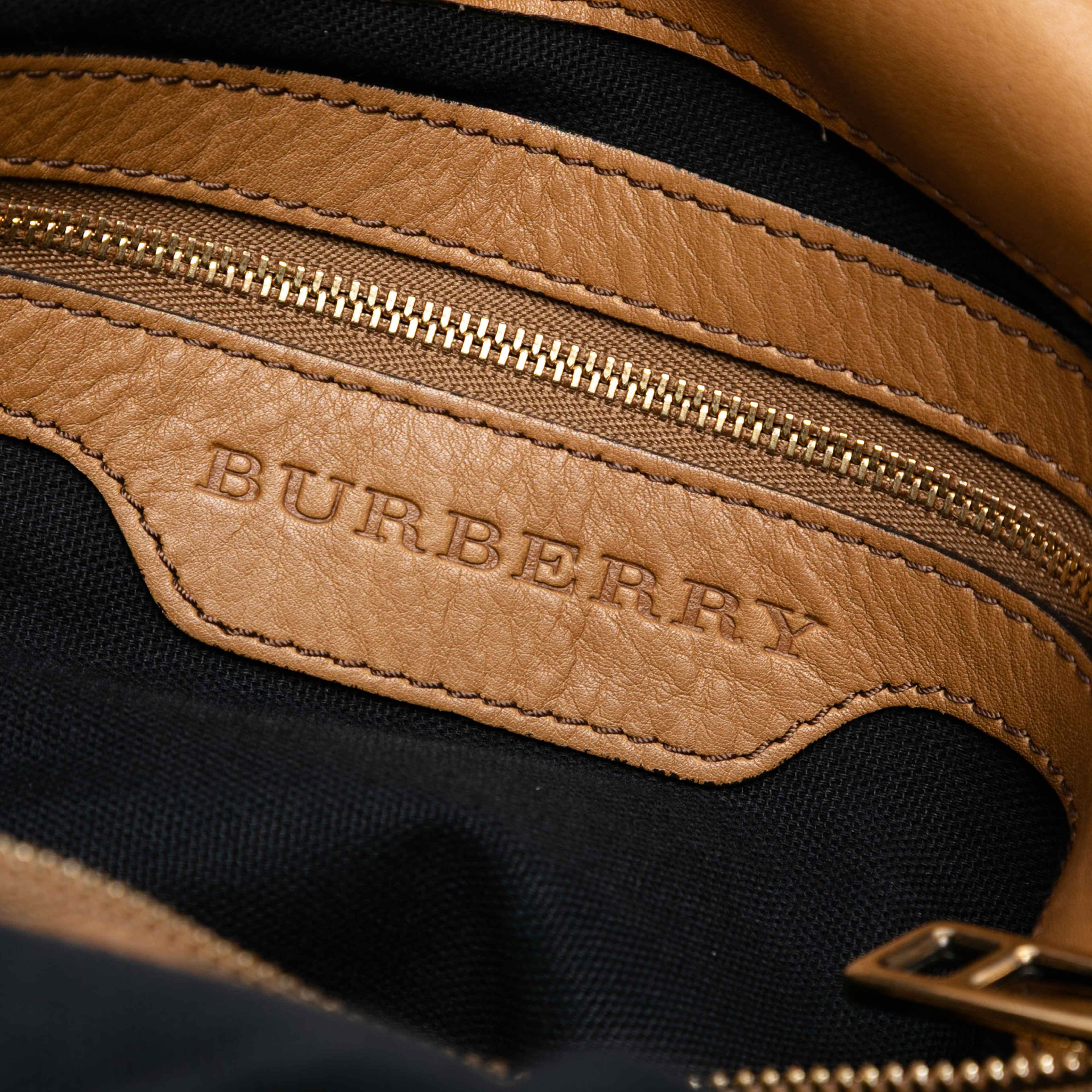 Burberry House Check Canvas Brecon Satchel, från Luxclusif, i färgen light brown. Klicka för att öppna bilden i stort format