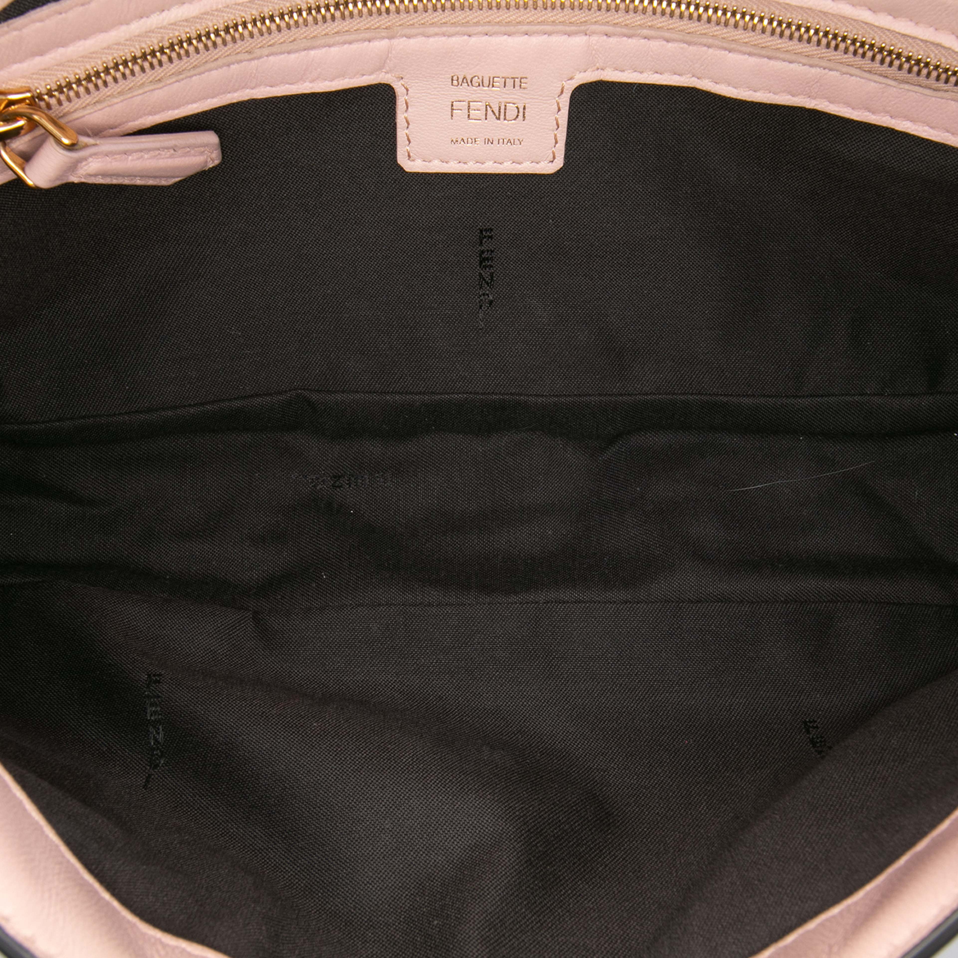 Fendi Zucca Embossed Leather Baguette Satchel, från Luxclusif, i färgen light pink. Klicka för att öppna bilden i stort format