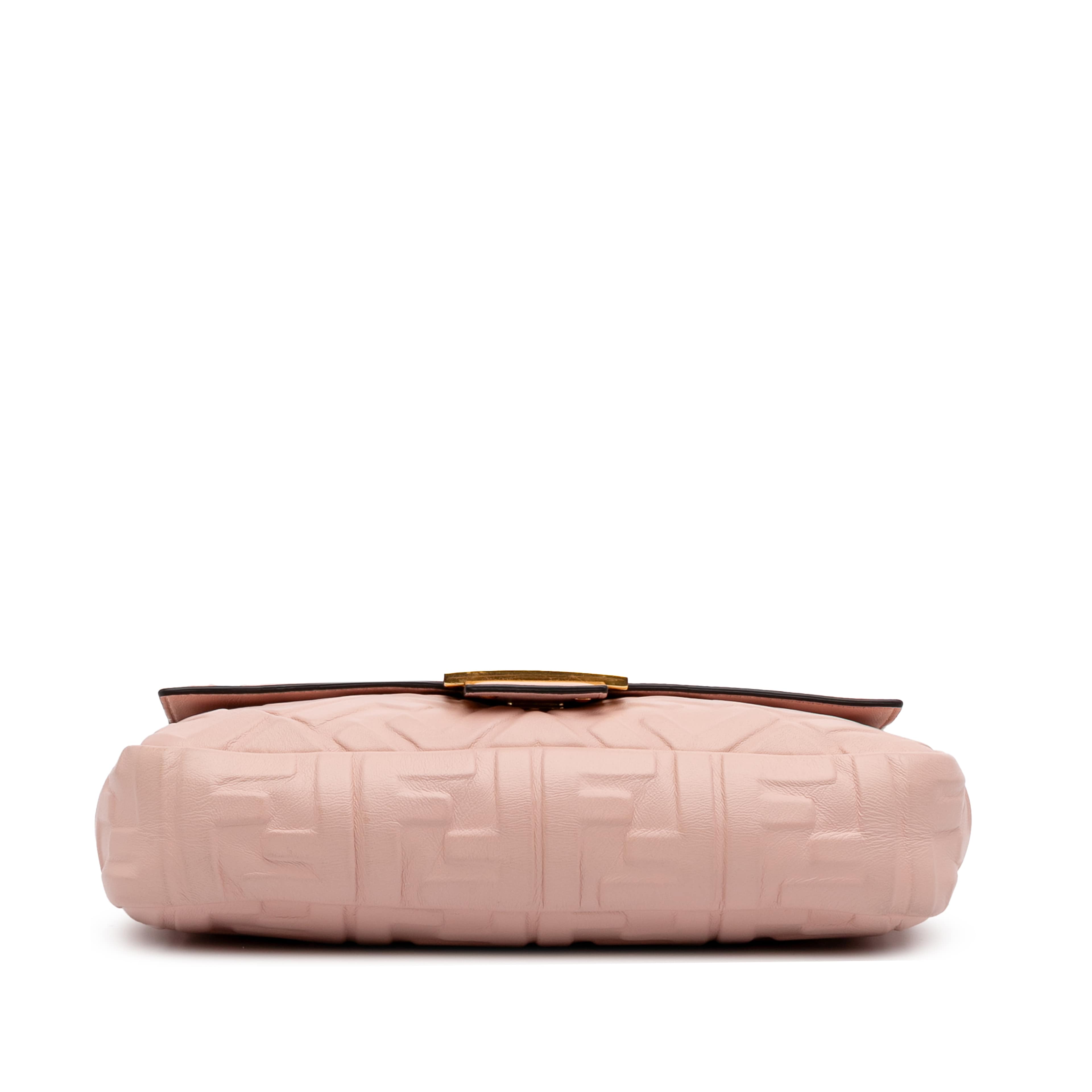 Fendi Zucca Embossed Leather Baguette Satchel, från Luxclusif, i färgen light pink. Klicka för att öppna bilden i stort format