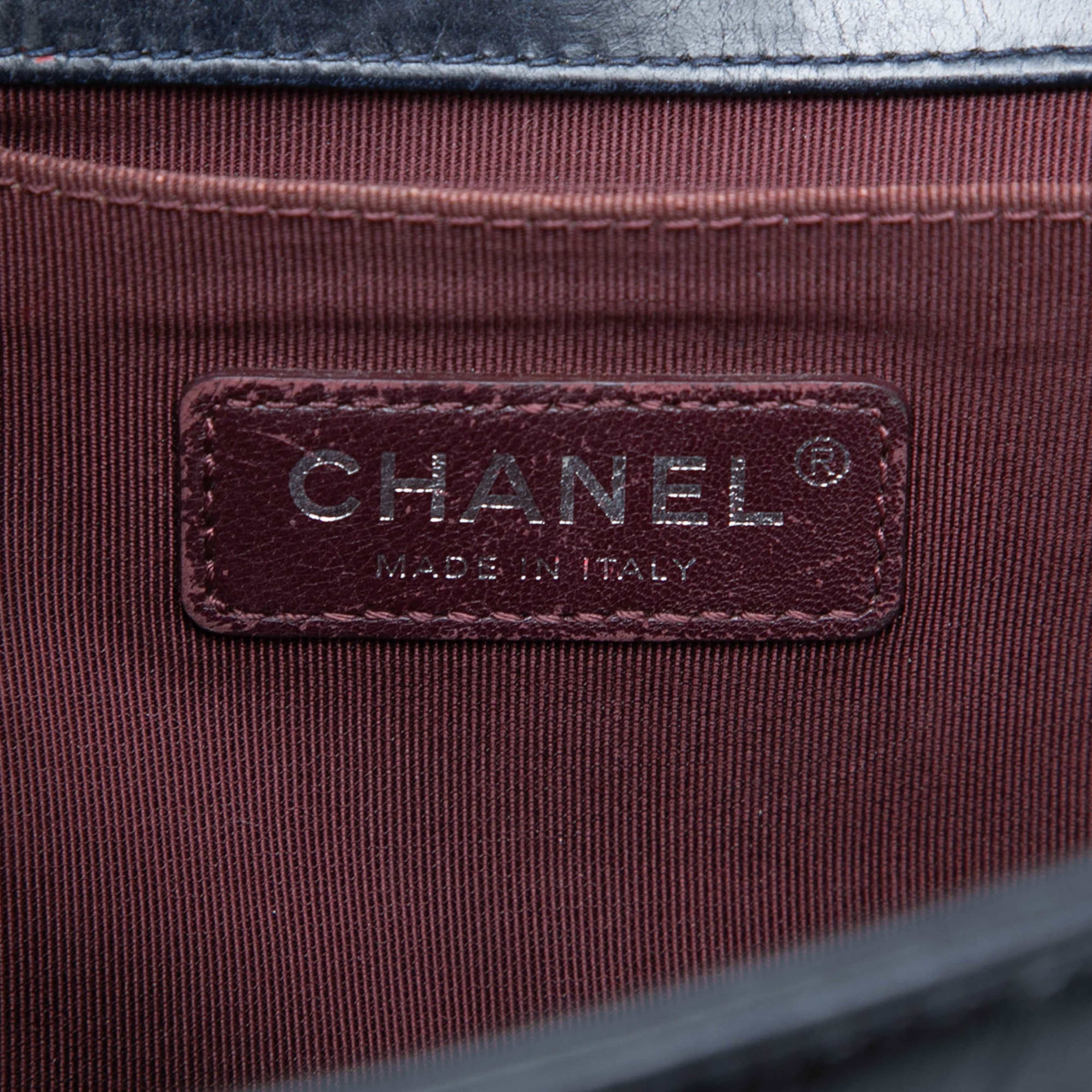 Chanel Old Medium Quilted Glazed Calfskin Chain Around Boy Flap, från Luxclusif, i färgen navy. Klicka för att öppna bilden i stort format