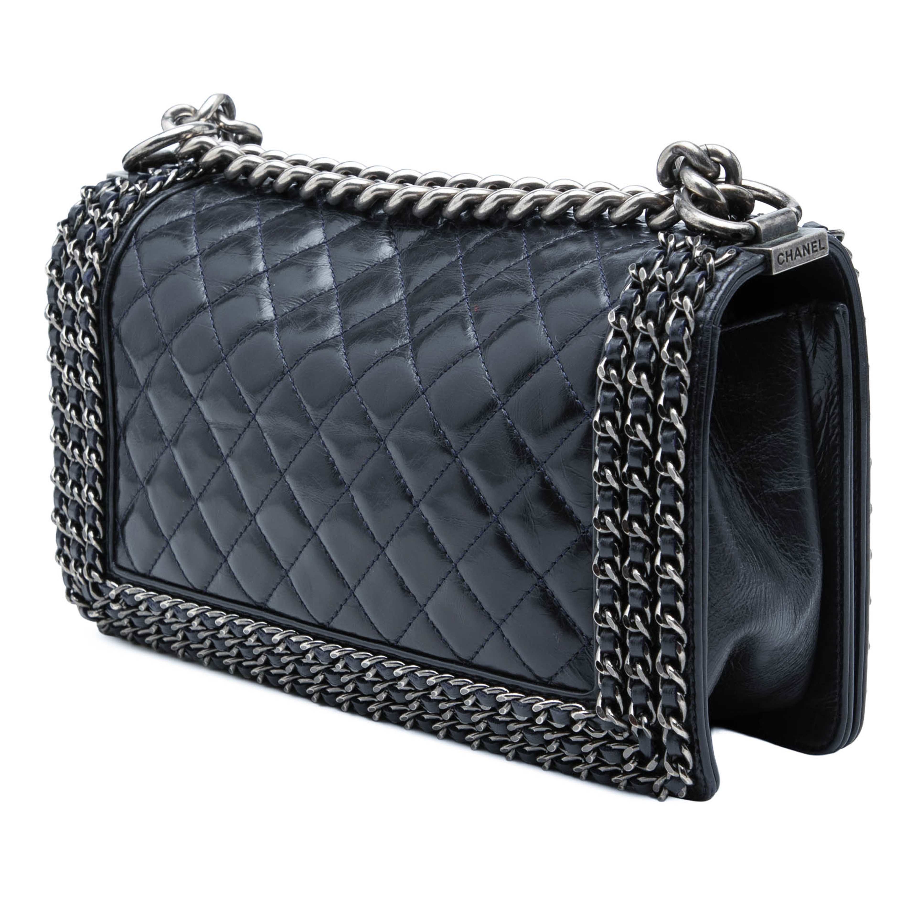 Chanel Old Medium Quilted Glazed Calfskin Chain Around Boy Flap, från Luxclusif, i färgen blå. Klicka för att öppna bilden i stort format