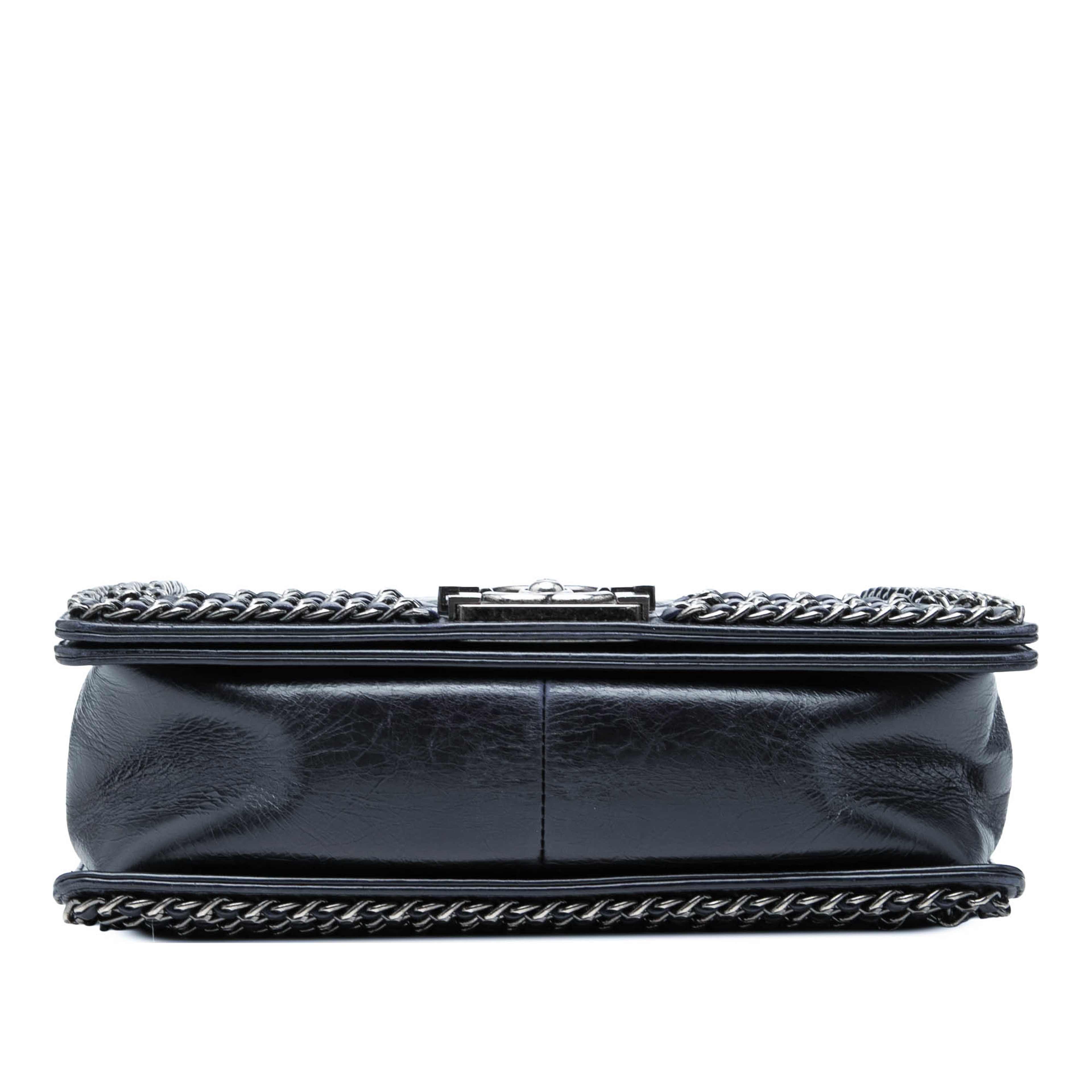 Chanel Old Medium Quilted Glazed Calfskin Chain Around Boy Flap, från Luxclusif, i färgen navy. Klicka för att öppna bilden i stort format