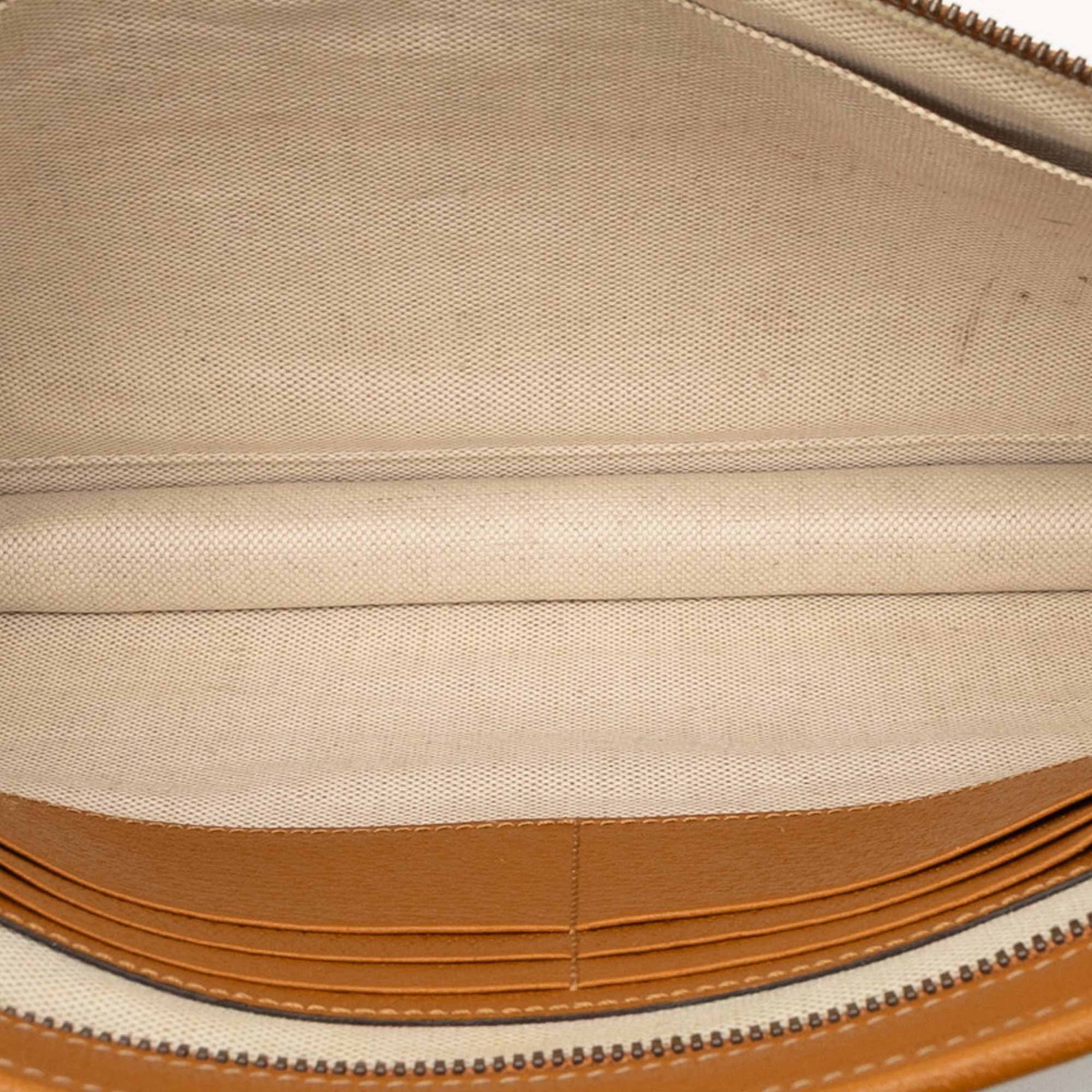 Gucci Disney Micro Gg Supreme Mickey Mouse Clutch, från Luxclusif, i färgen light brown. Klicka för att öppna bilden i stort format