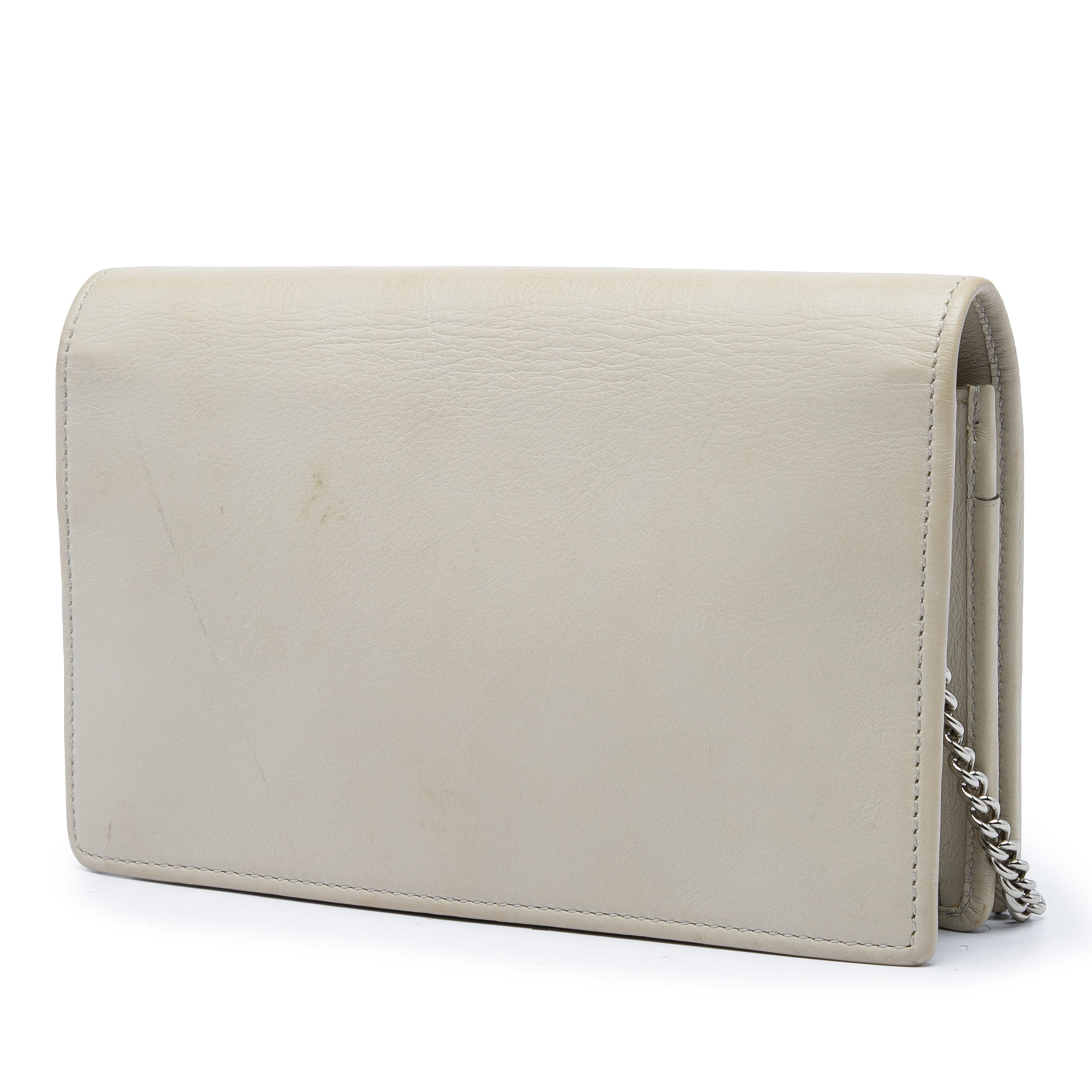 Gucci Gg Marmont Calfskin Wallet On Chain, från Luxclusif, i färgen beige. Klicka för att öppna bilden i stort format