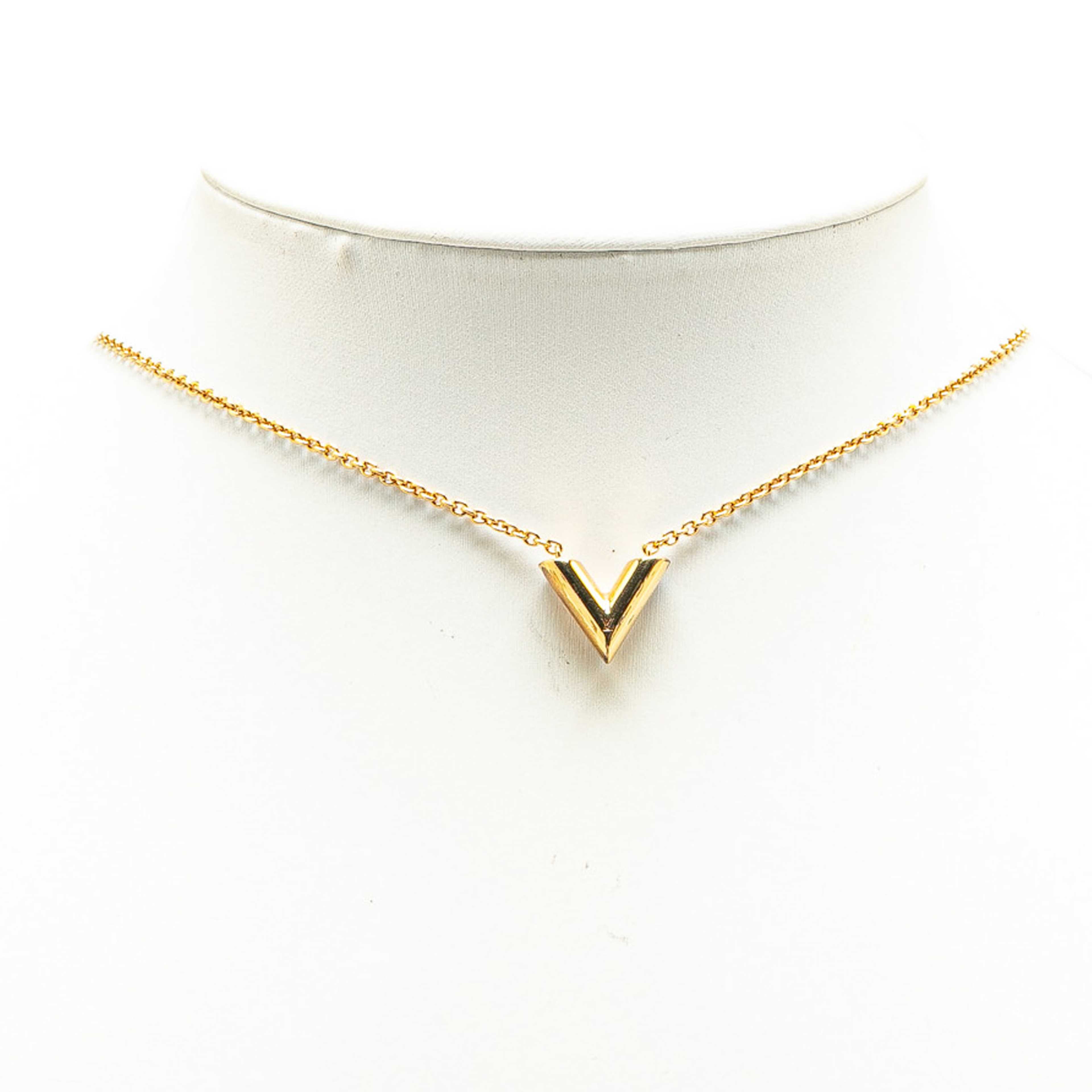 Louis Vuitton Gold Plated Essential V Necklace, från Luxclusif, i färgen gold.
