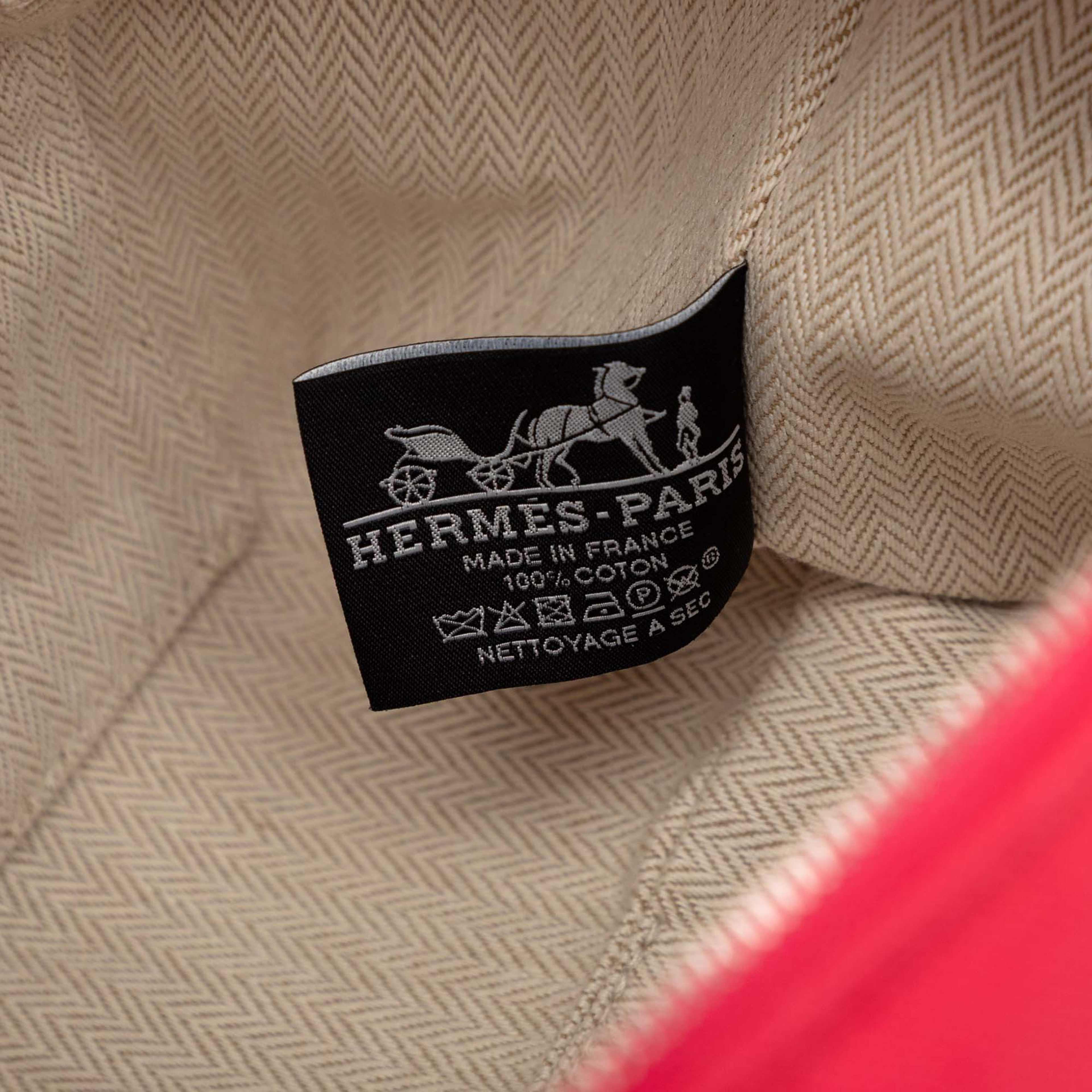 Hermès Small Toile Bride A Brac Case, från Luxclusif, i färgen rosa. Klicka för att öppna bilden i stort format
