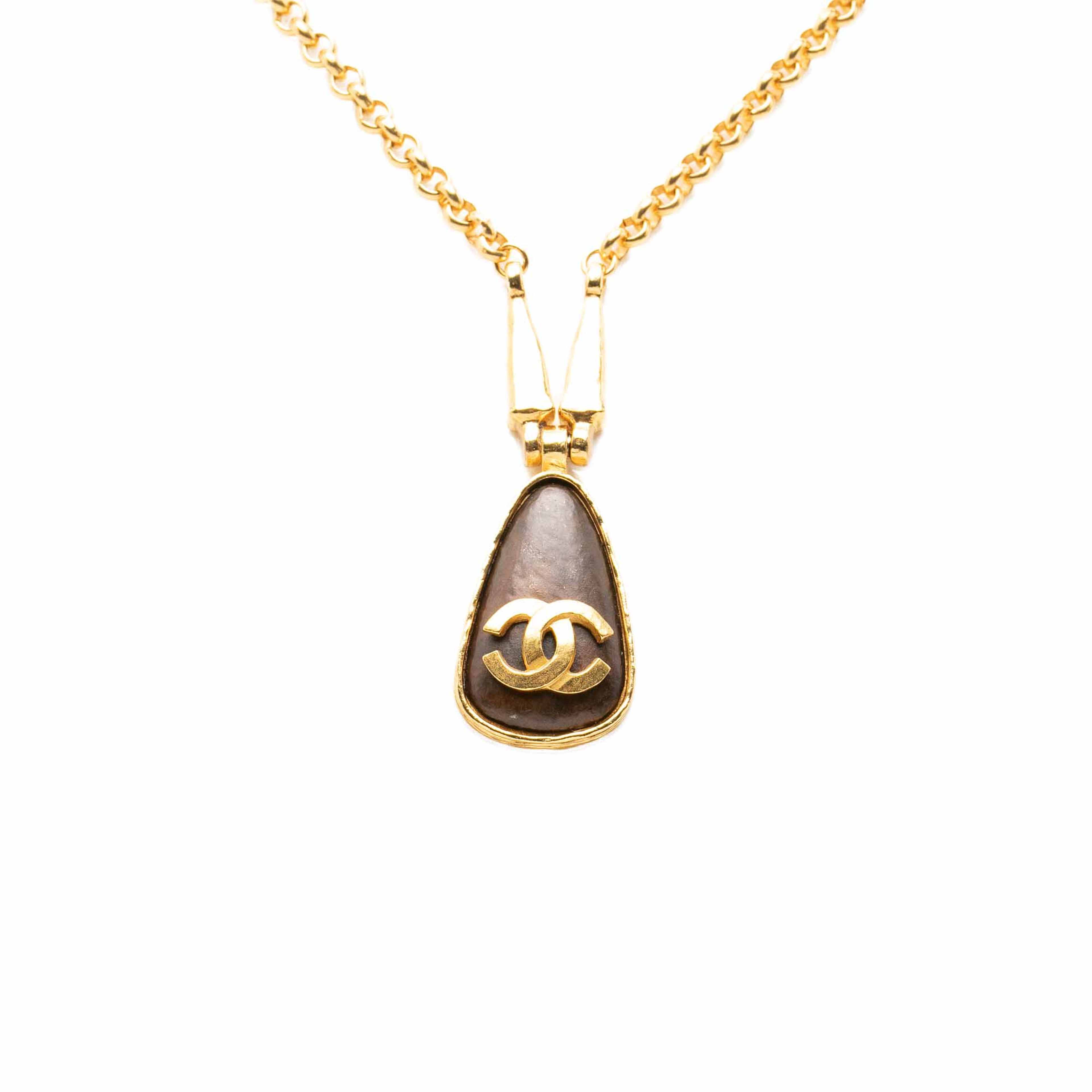 Chanel Cc Gold Plated Teardrop Pendant Necklace, från Luxclusif, i färgen guld. Klicka för att öppna bilden i stort format