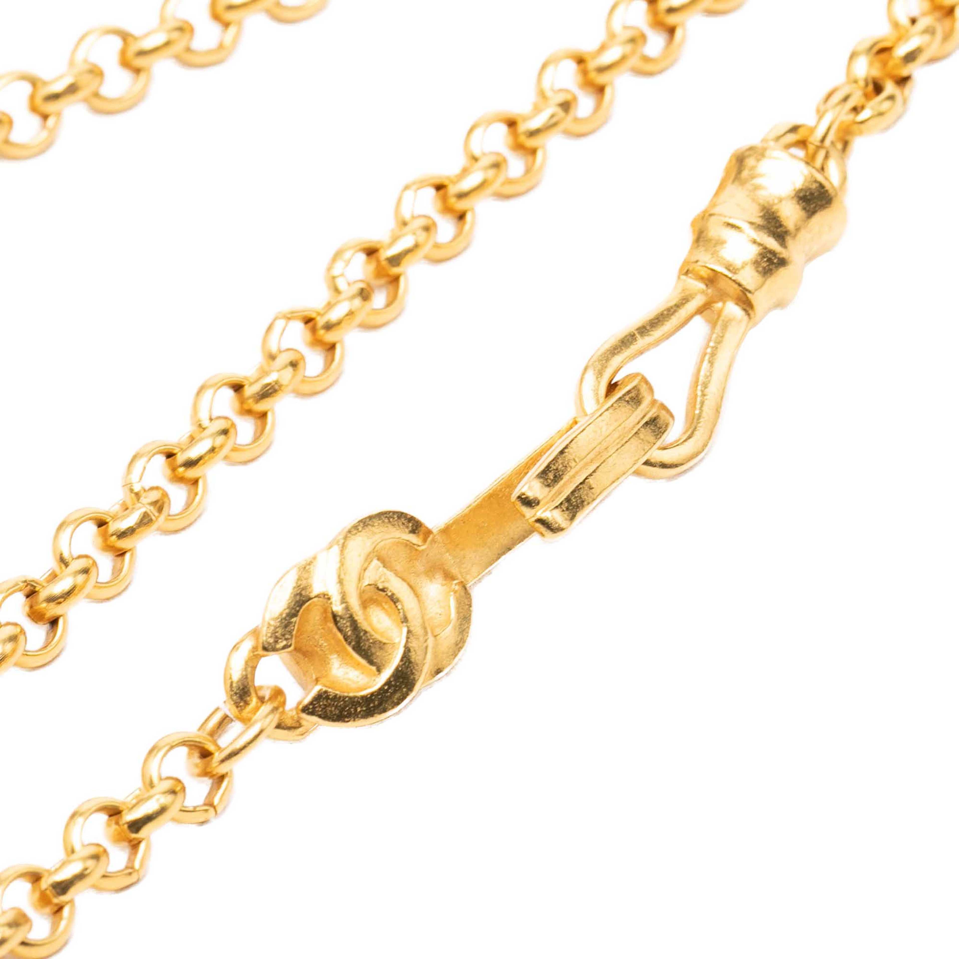 Chanel Cc Gold Plated Teardrop Pendant Necklace, från Luxclusif, i färgen guld. Klicka för att öppna bilden i stort format