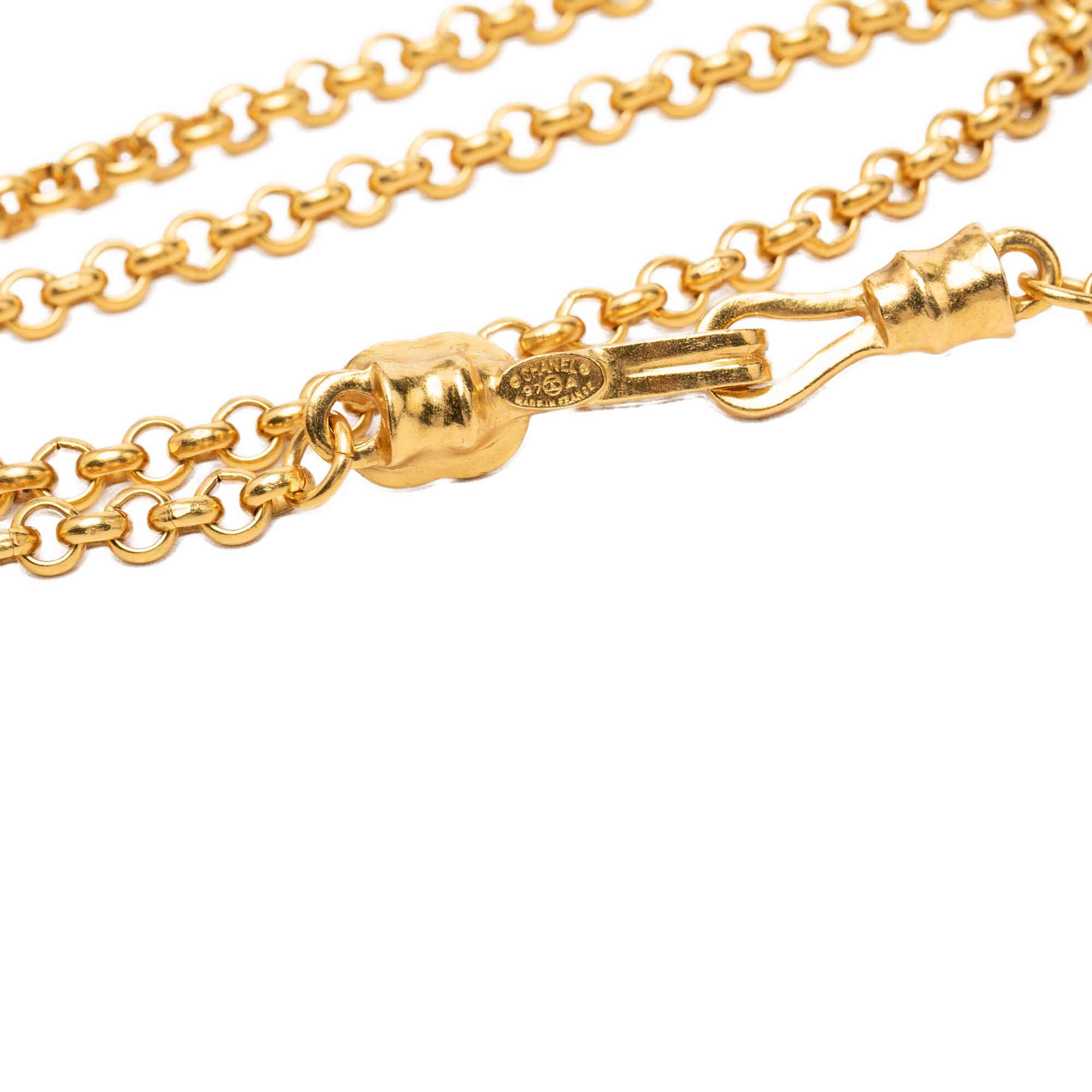 Chanel Cc Gold Plated Teardrop Pendant Necklace, från Luxclusif, i färgen guld. Klicka för att öppna bilden i stort format
