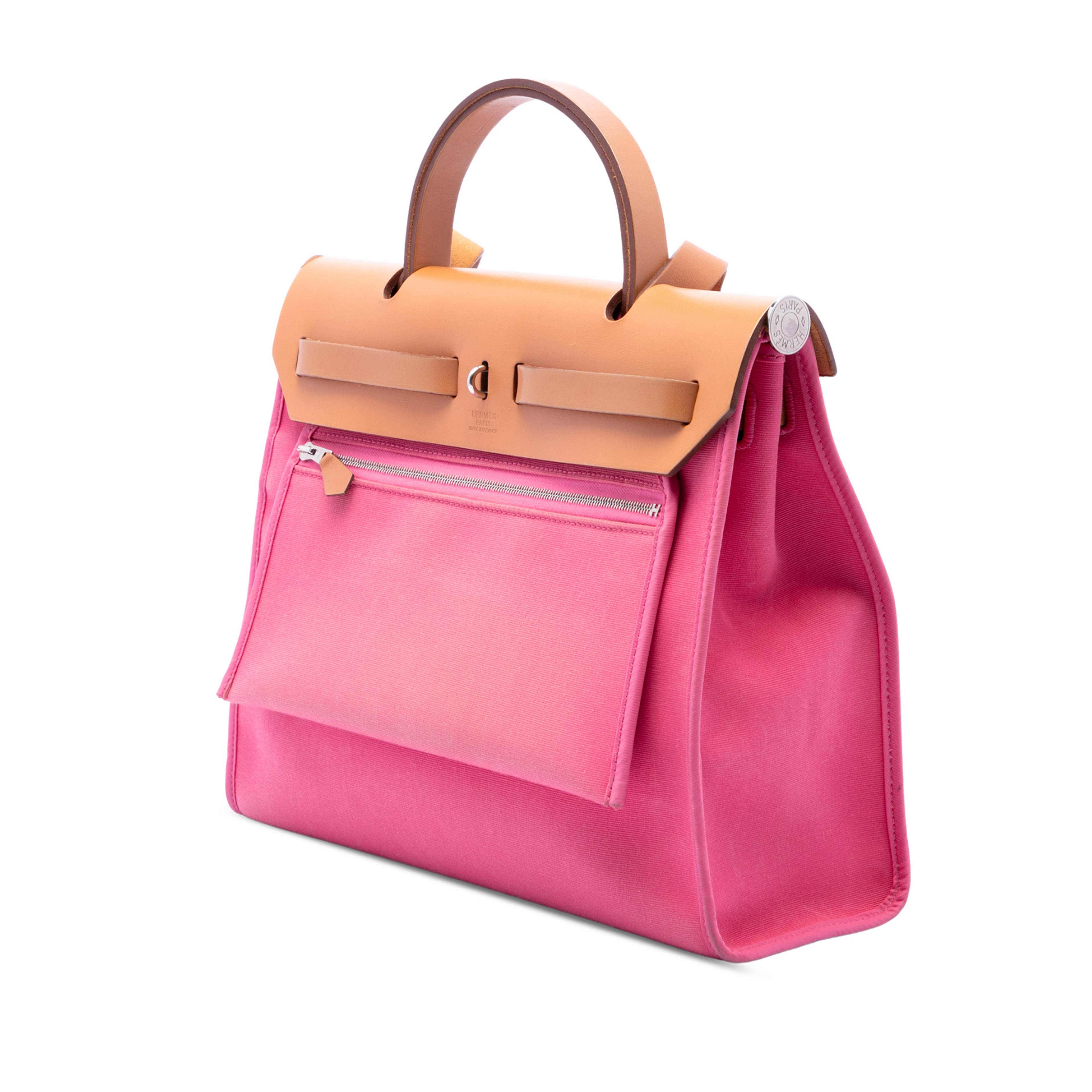 Hermès Toile Herbag Zip 31, från Luxclusif, i färgen rosa. Klicka för att öppna bilden i stort format